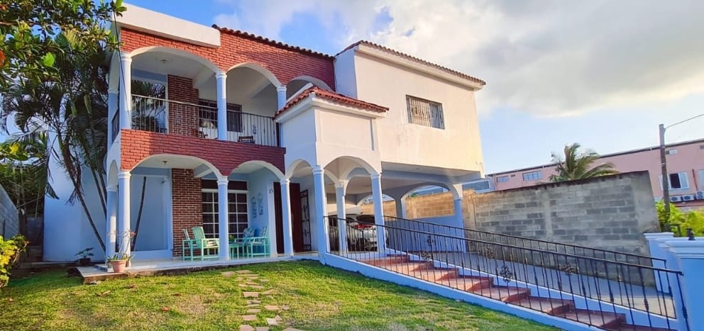 Maravillosa casa familiar con grandes espacios internos y externos.