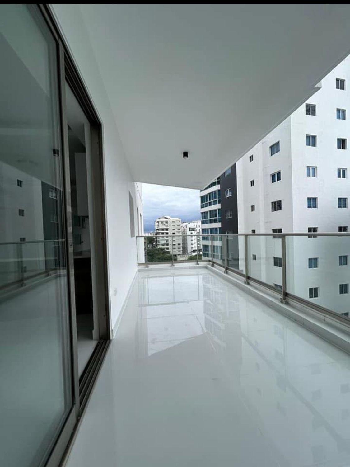 Apto de 3 Habs + Estudio en piso Alto