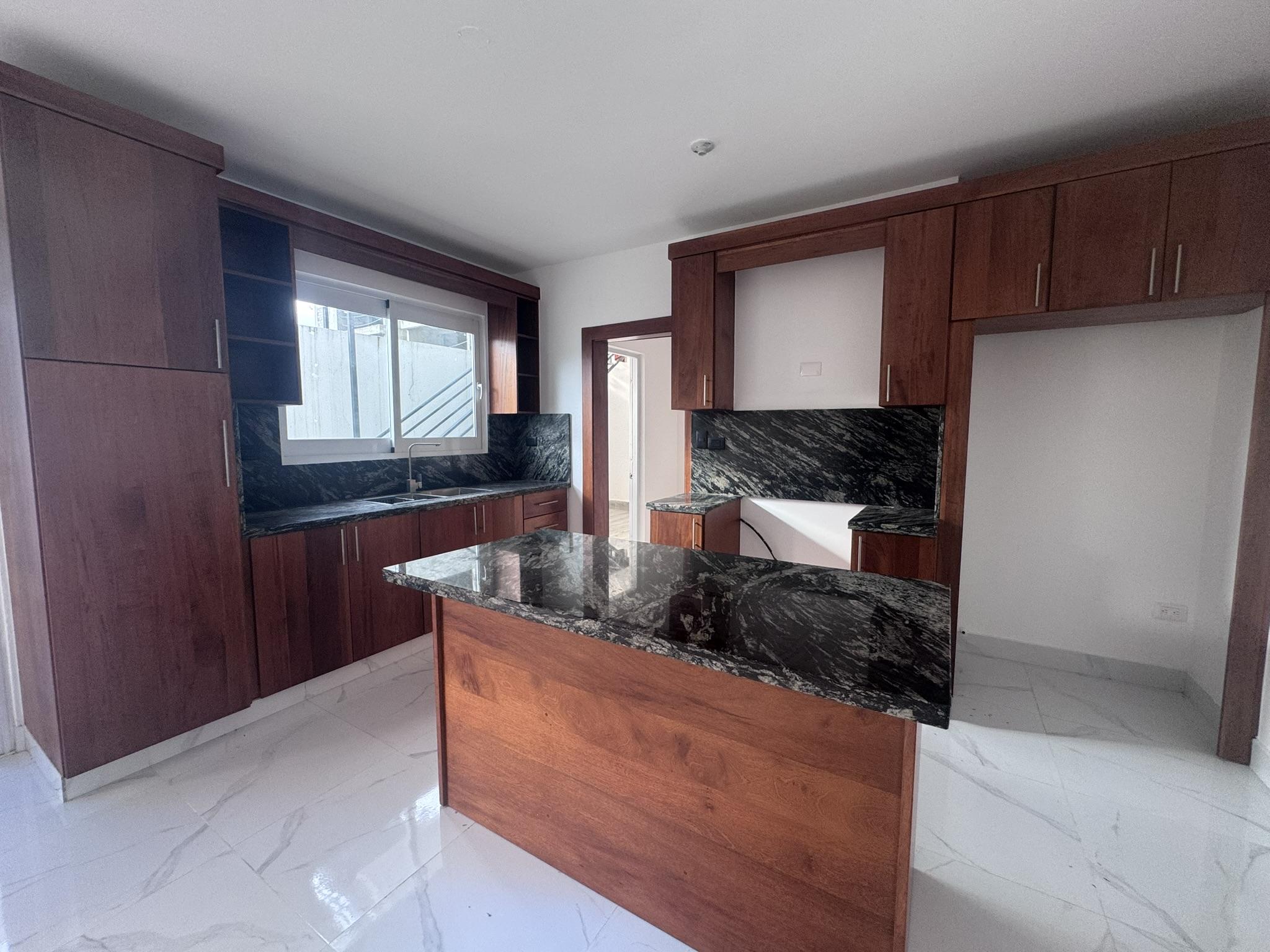 Apartamento en Primer Nivel con Patio en Thomén