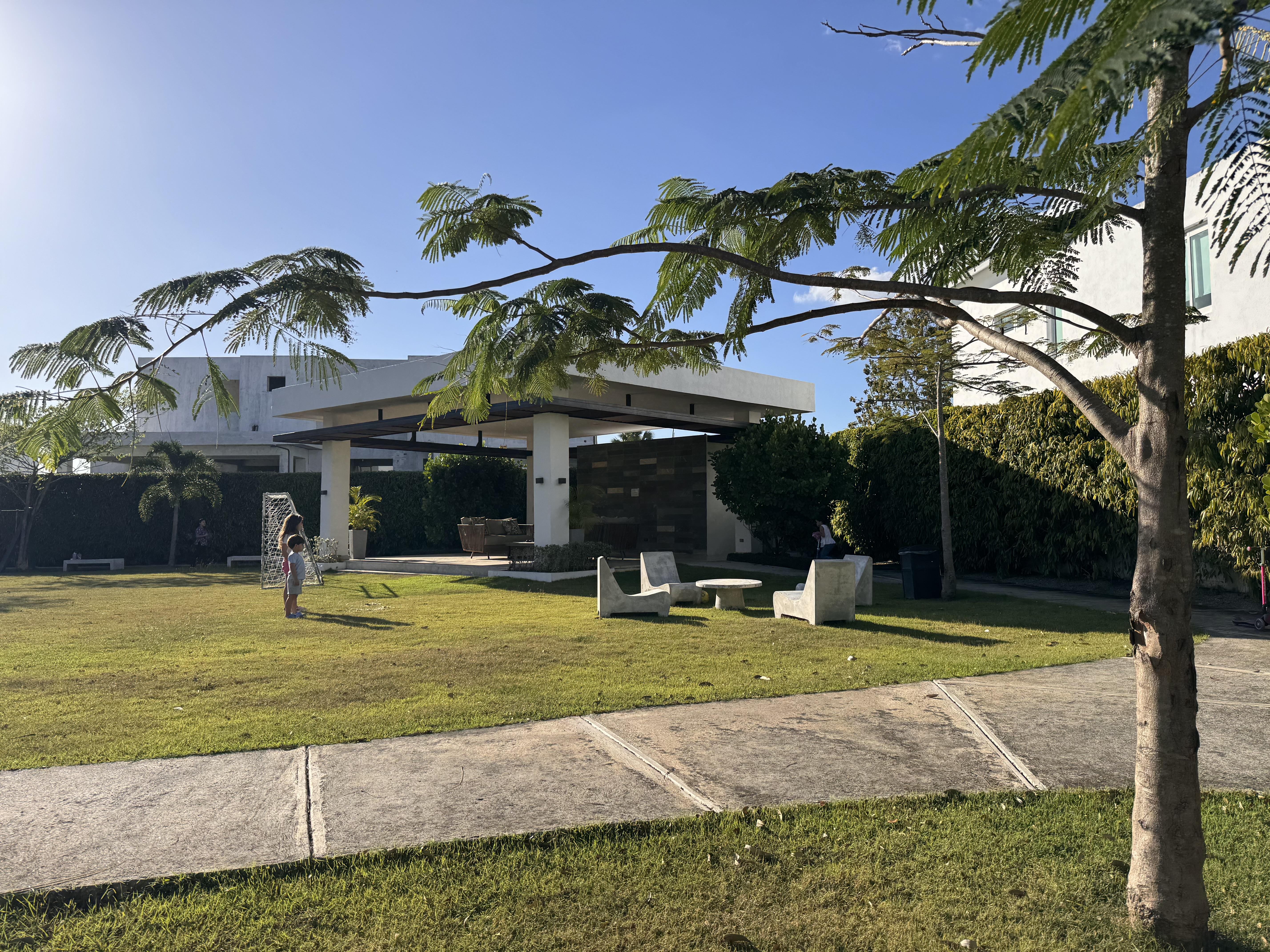 Moderna y Amplia Casa en Las Carmelitas – Santiagoñ/885