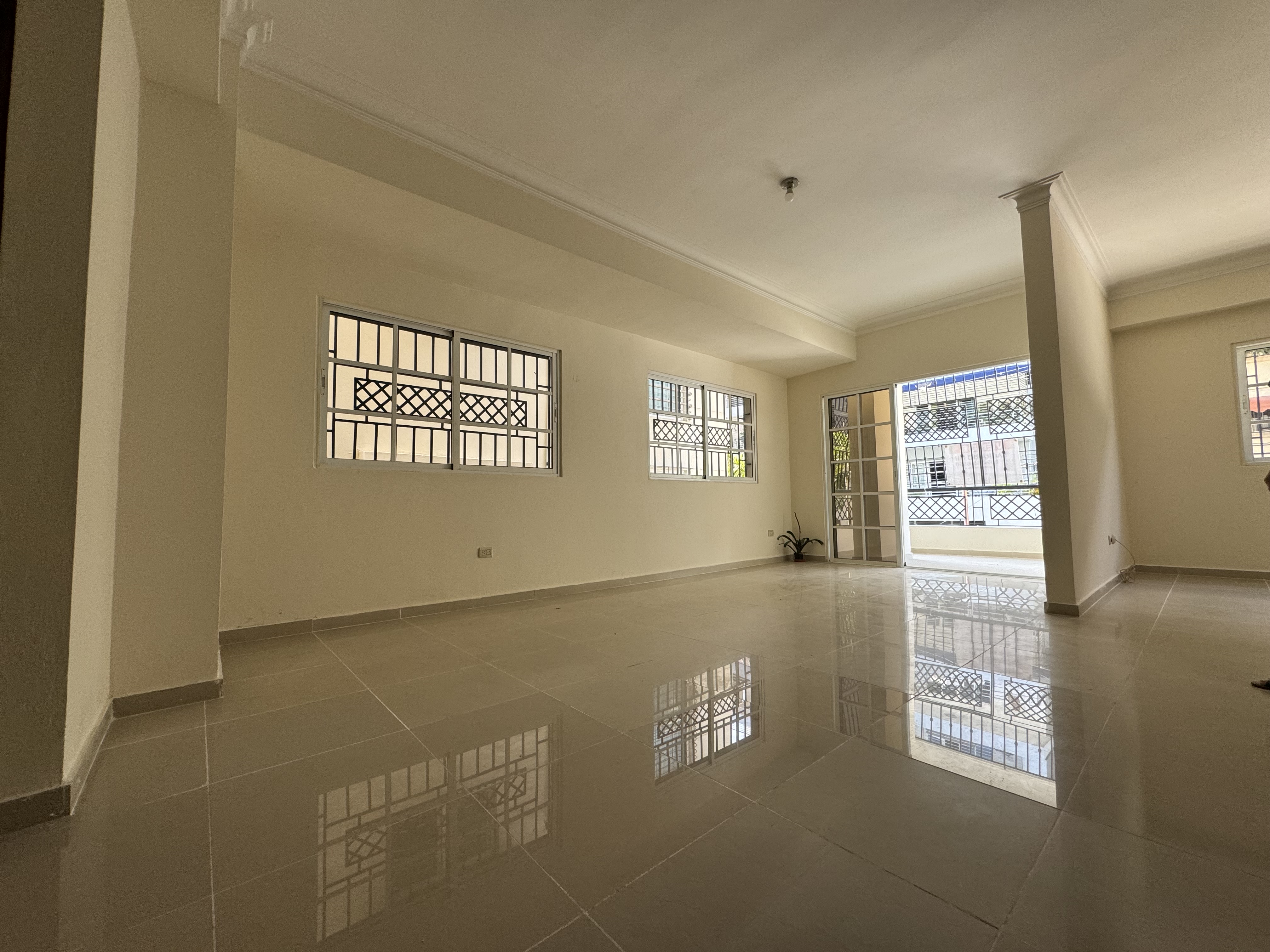 Amplio y clásico apto próximo al Bravo de la av. Enriquillo