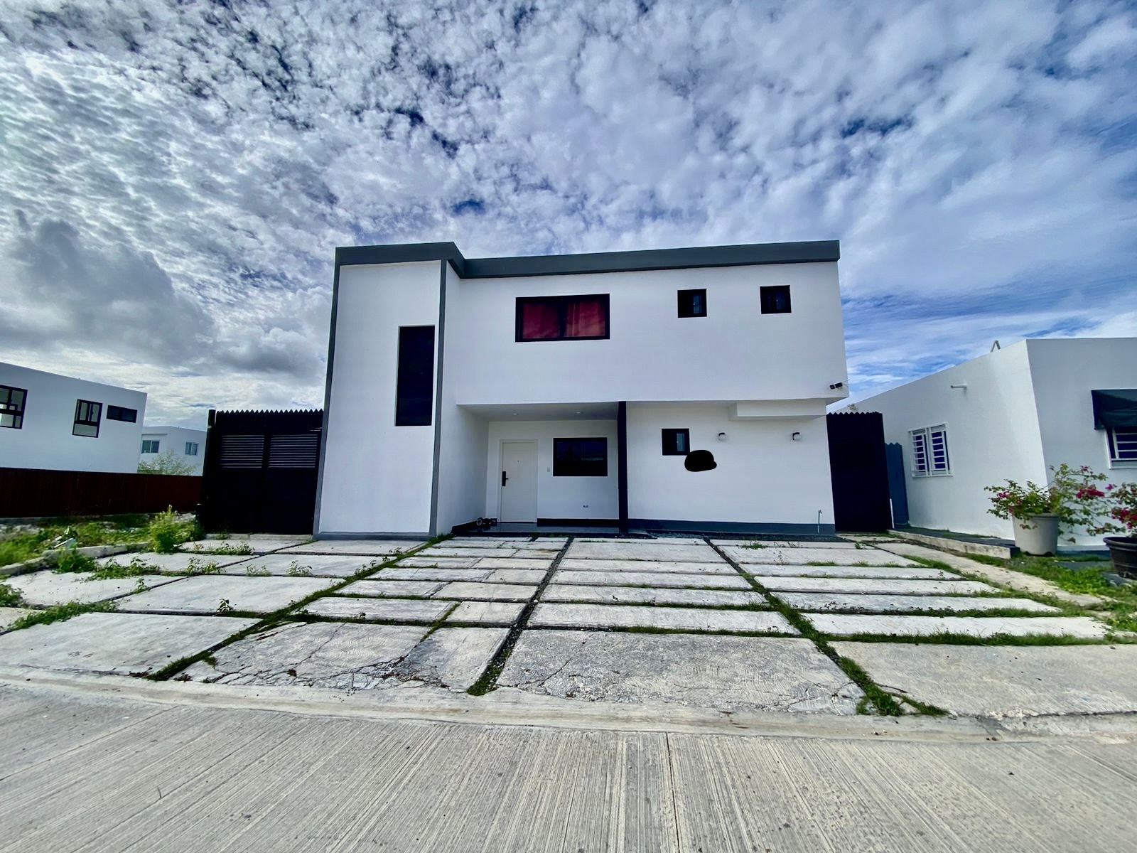 Villa de 2 niveles en Residencial Primaveral II