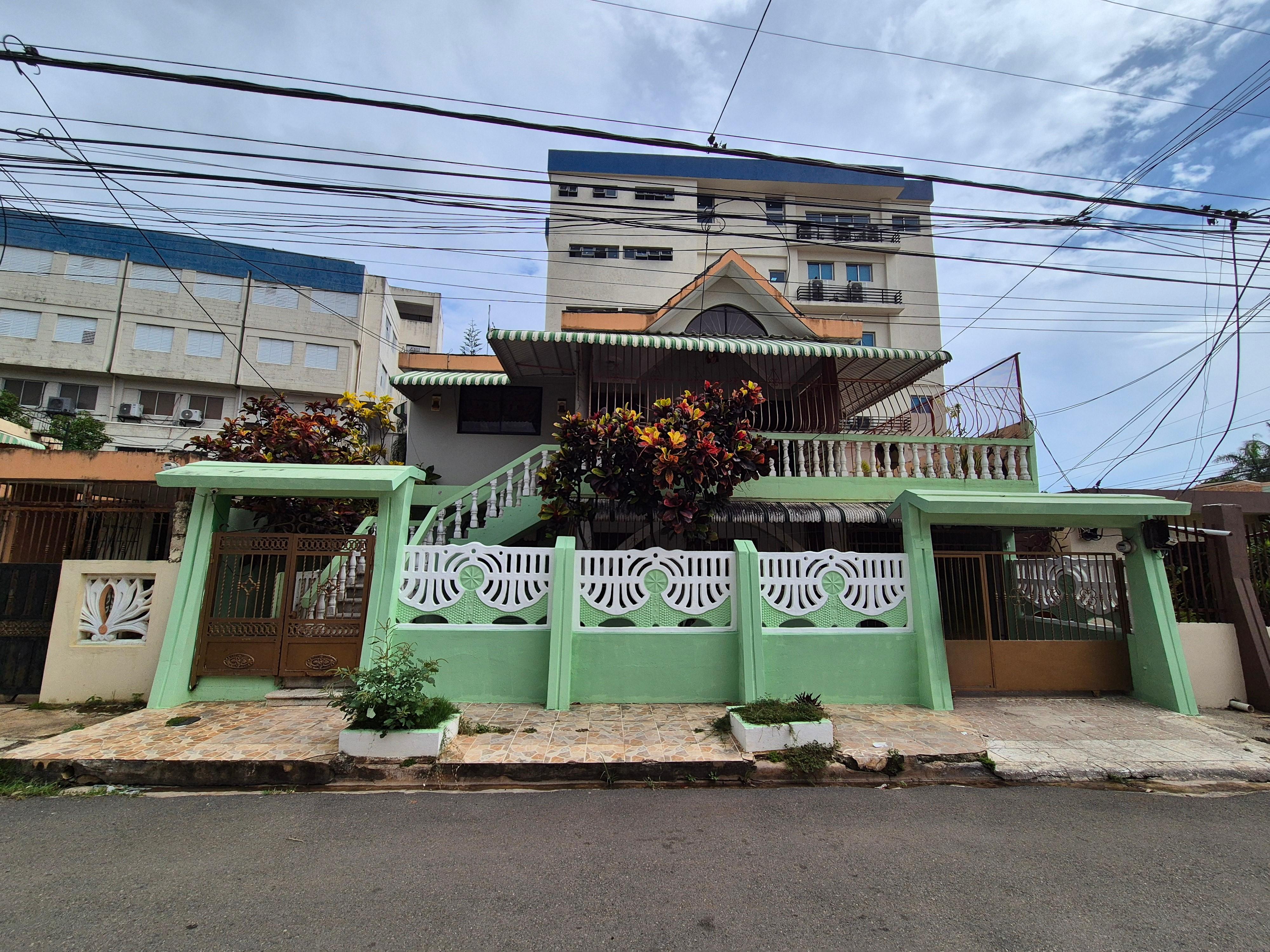 Casa multifamiliar de 2 niveles con 2 viviendas independientes en Lucerna