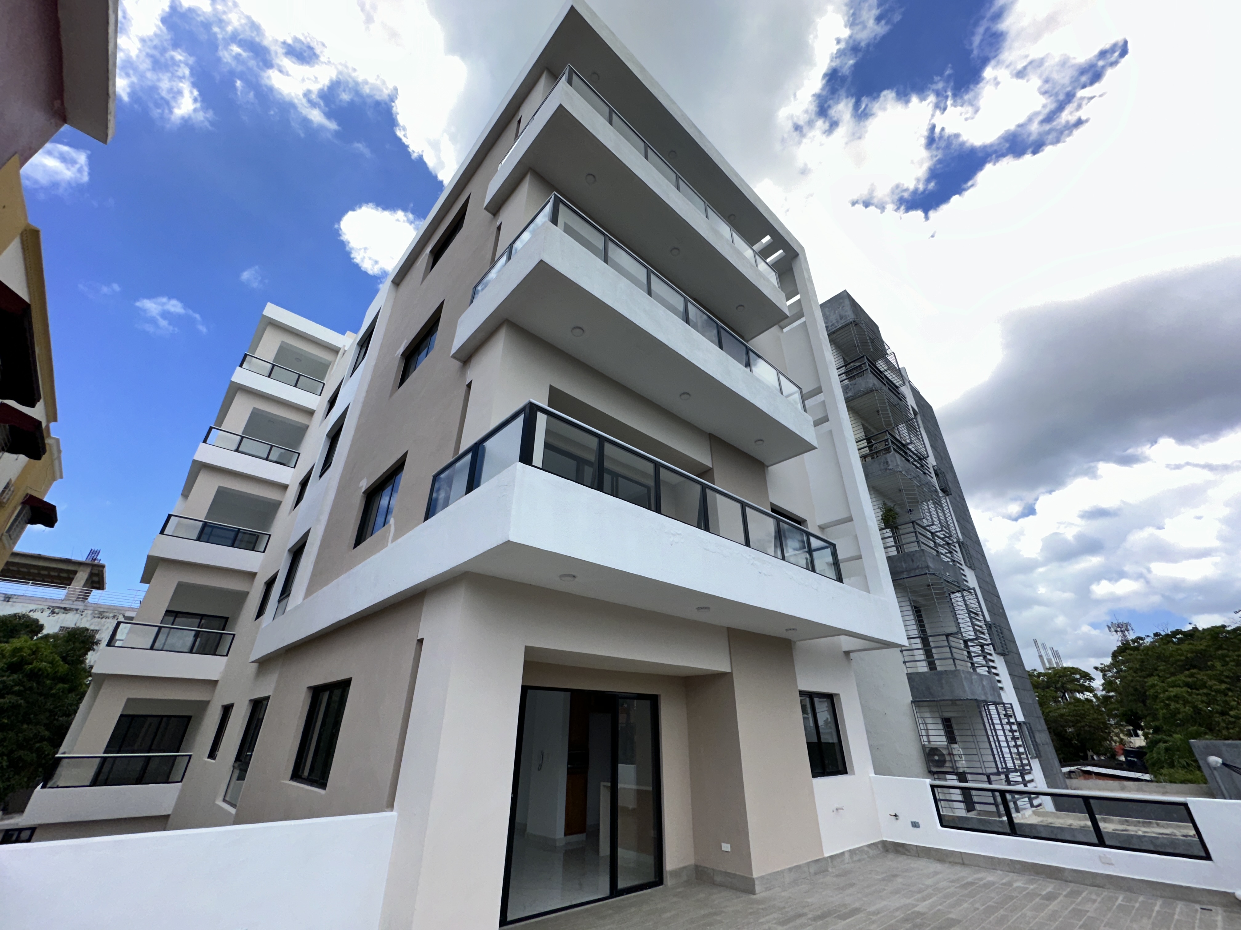 Torre de Modernos apartamentos listos en Ensanche Ozama