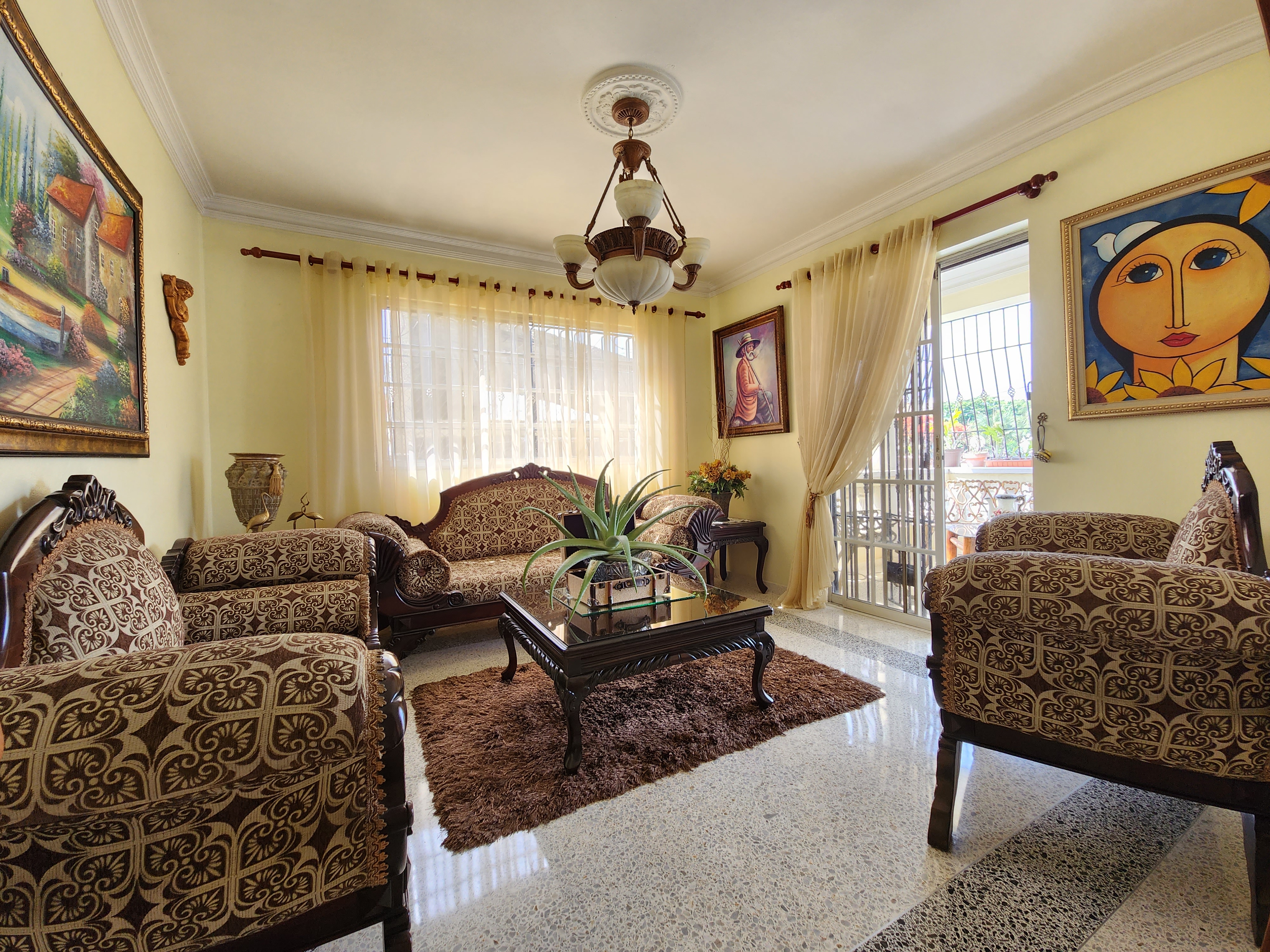 Elegante casa de dos niveles a un paso de Las Américas