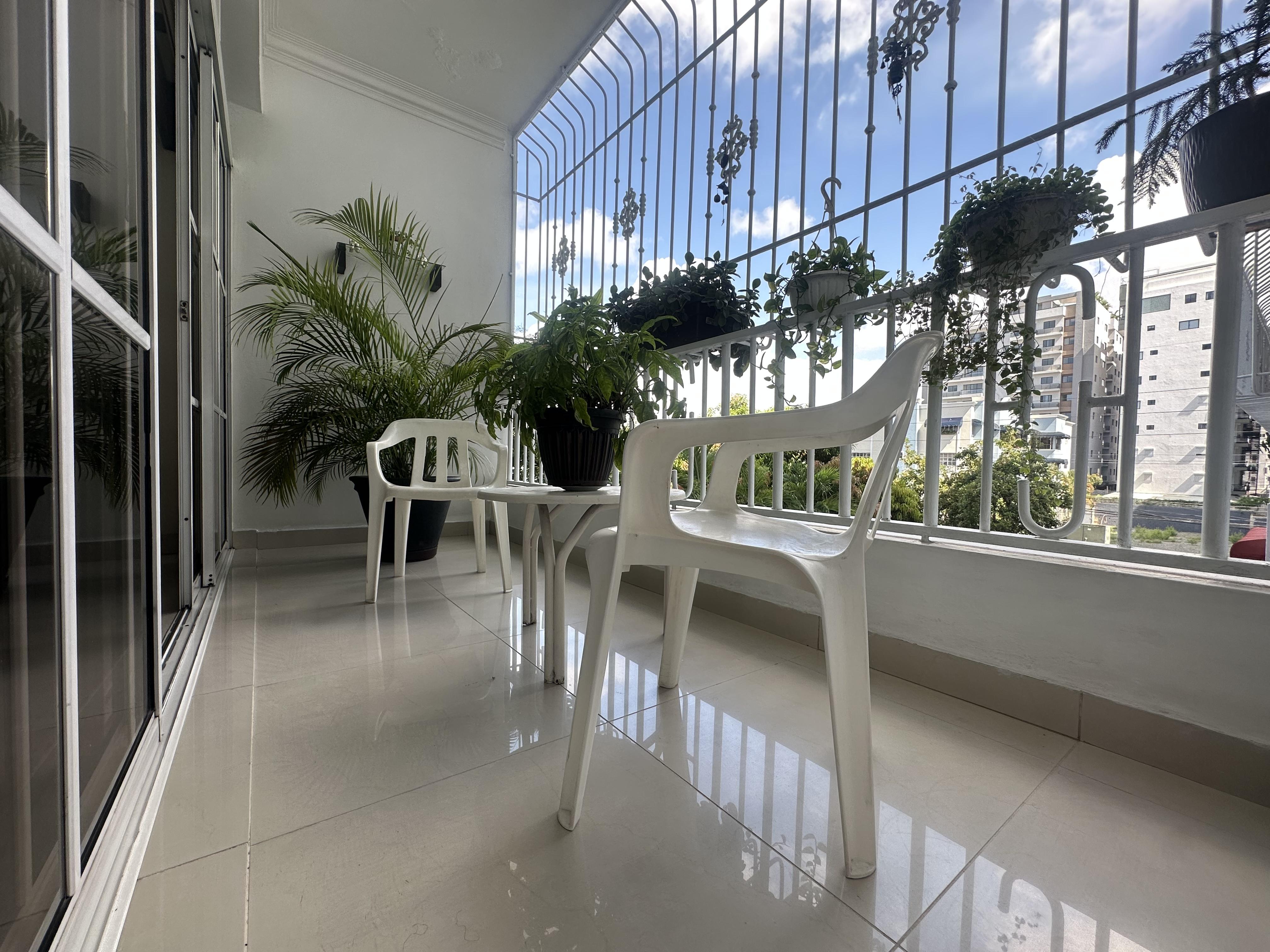 Apto espacioso y fresco en Evaristo Morales  3Habs+2.5Baños+3Parqs