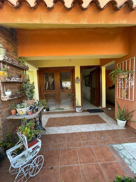 Venta casa de 2 niveles Don Honorio