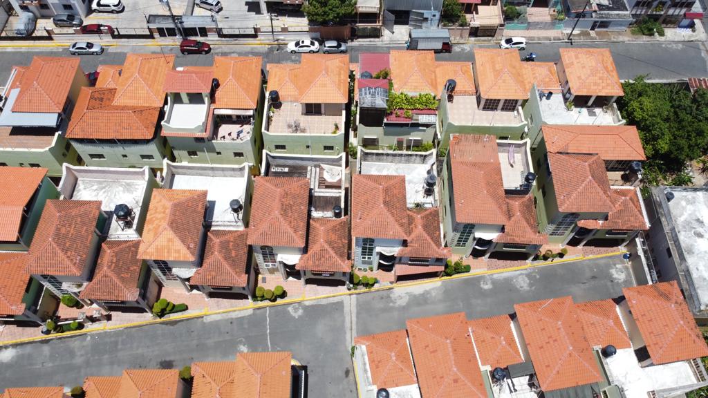 Vendo una casa ejecutiva de tres (3) Niveles Santo Domingo Este, RD.