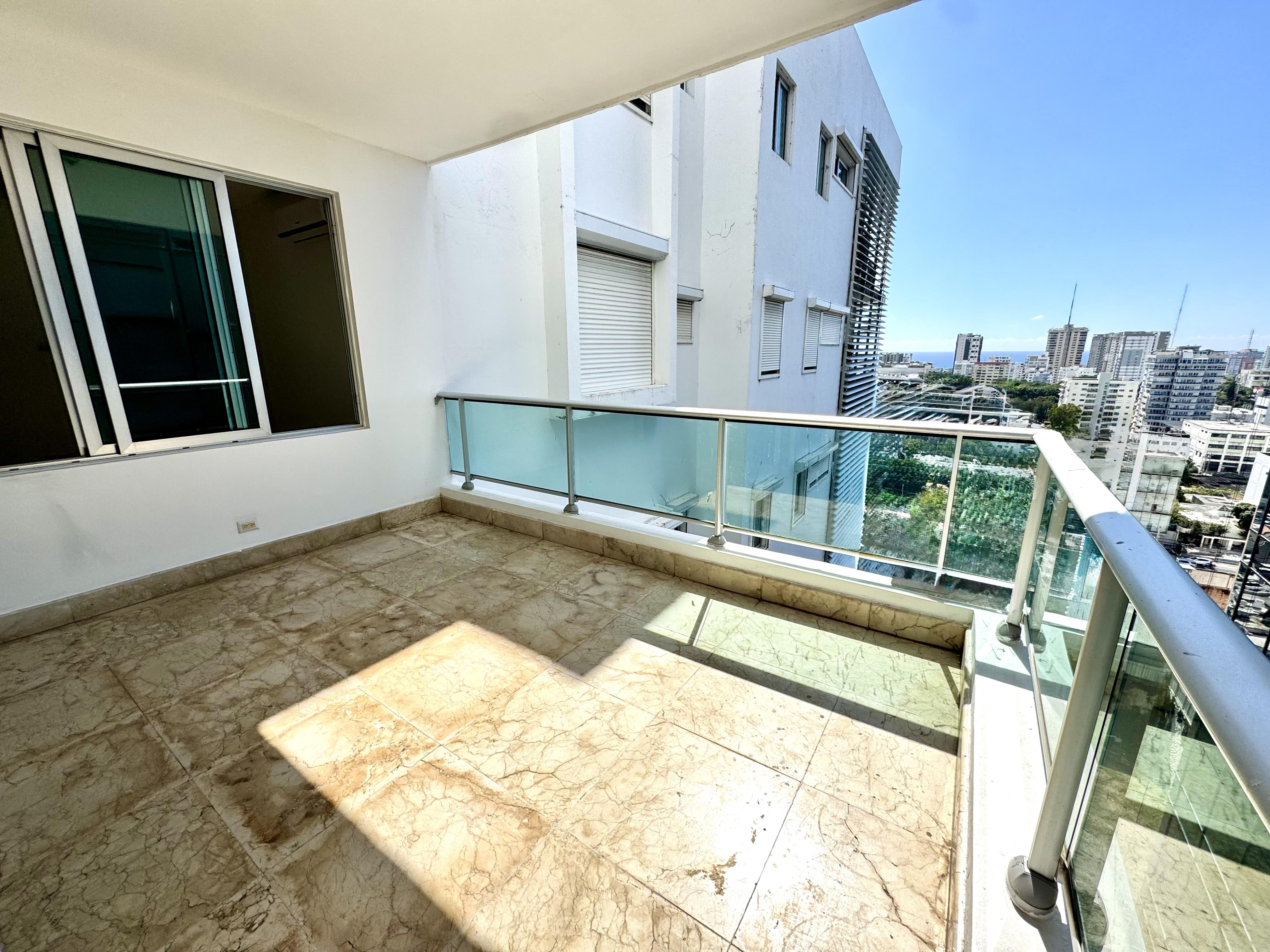 Venta apartamento en Piantini de 3 habitaciones + 3.5 baños + estudio + balcon +3 parqueos áreas sociales. Torre familiar con piscina, gimnasio, áreas juegos niños, terraza, bbq, lounge .