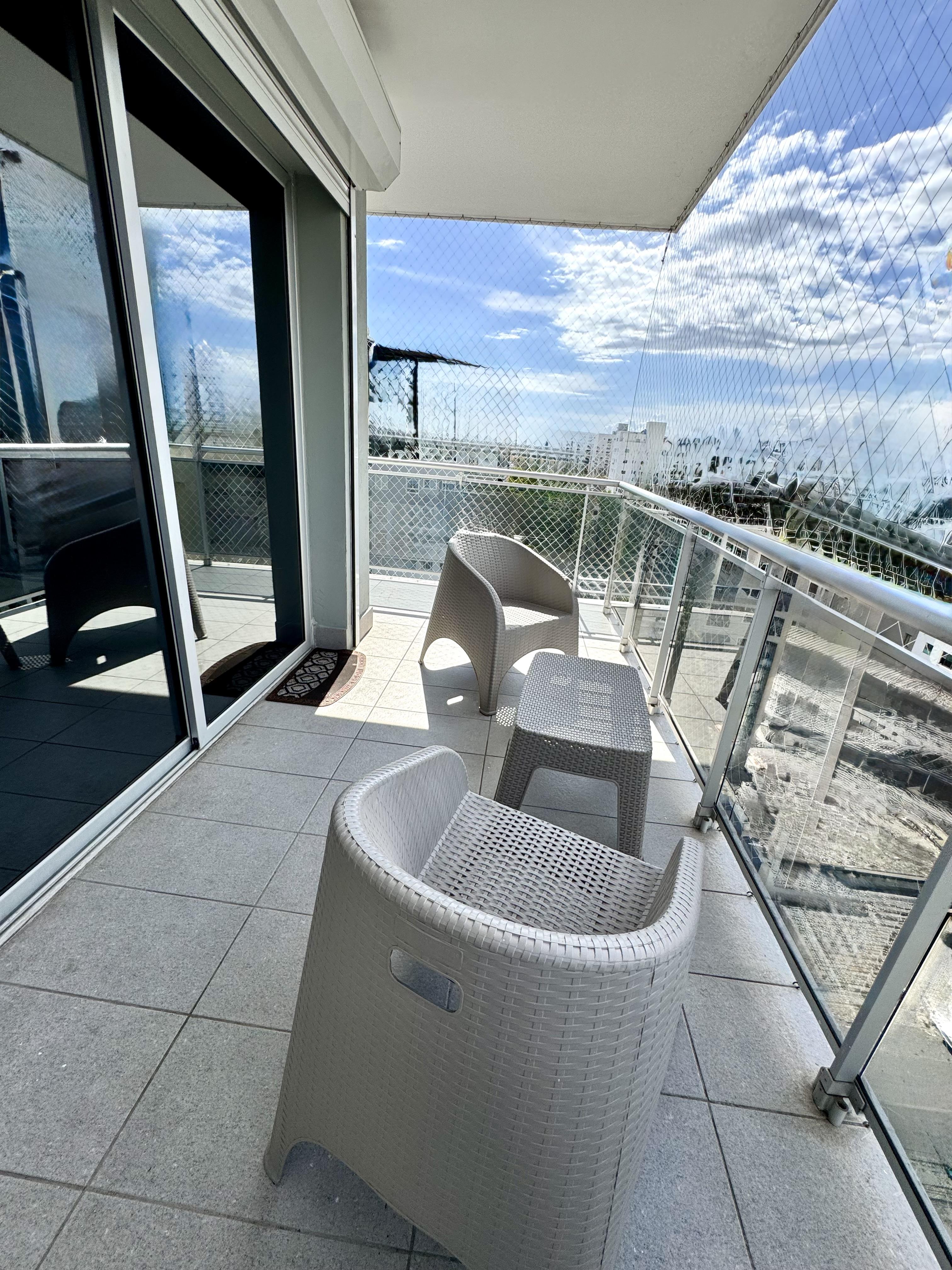 Venta Apartamento de 2 habitaciones en Evaristo Morales. Concepto abierto . 2 parqueos , cocina fría y caliente. A pasos de la Winston Churchill .