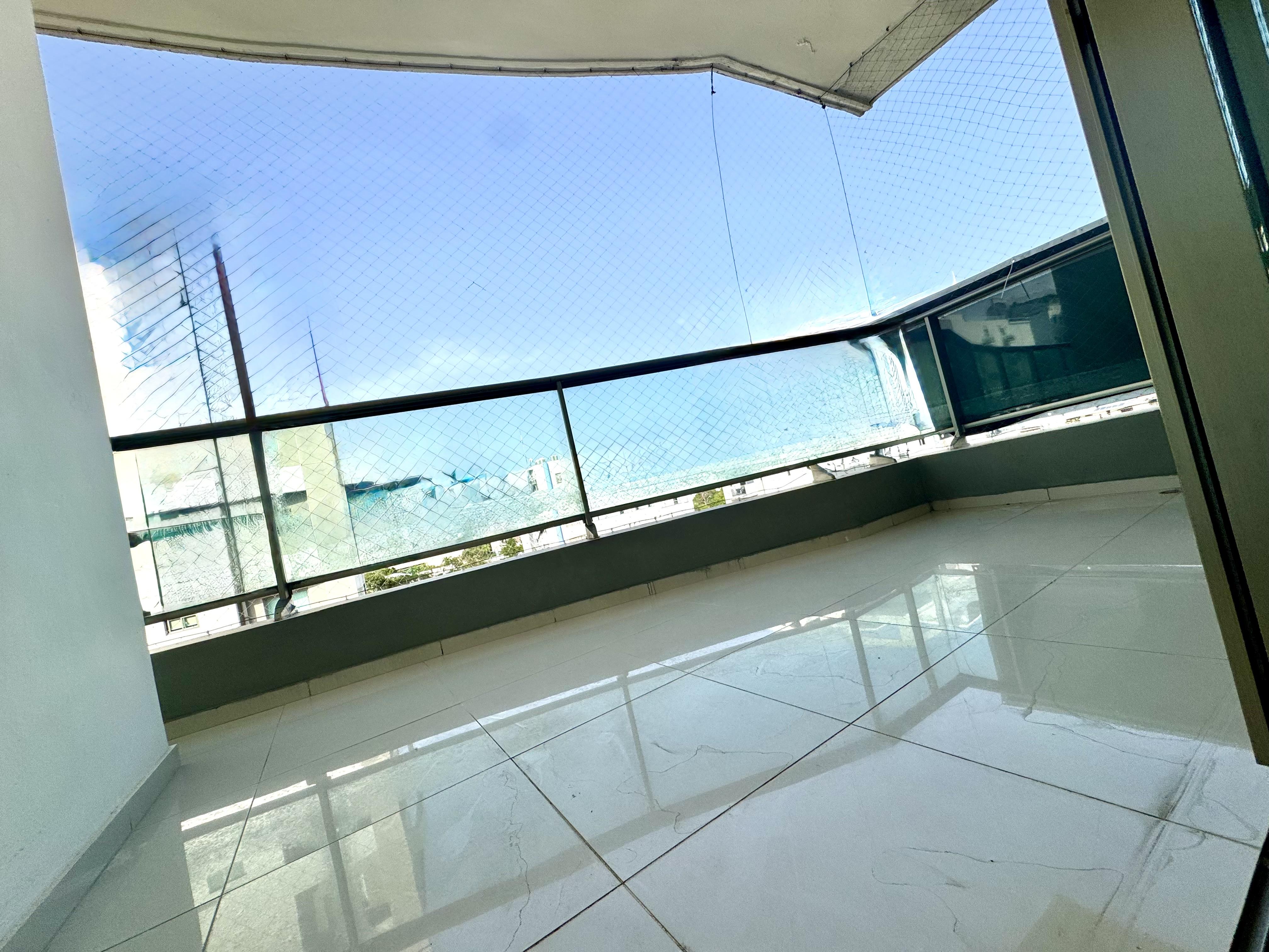 Venta apartamento en Evaristo Morales de 3 habitaciones + 3.5 baños + sala y comedor separados + balcón + torre familiar + 195 mt2 de apt. + 2 pq + locker