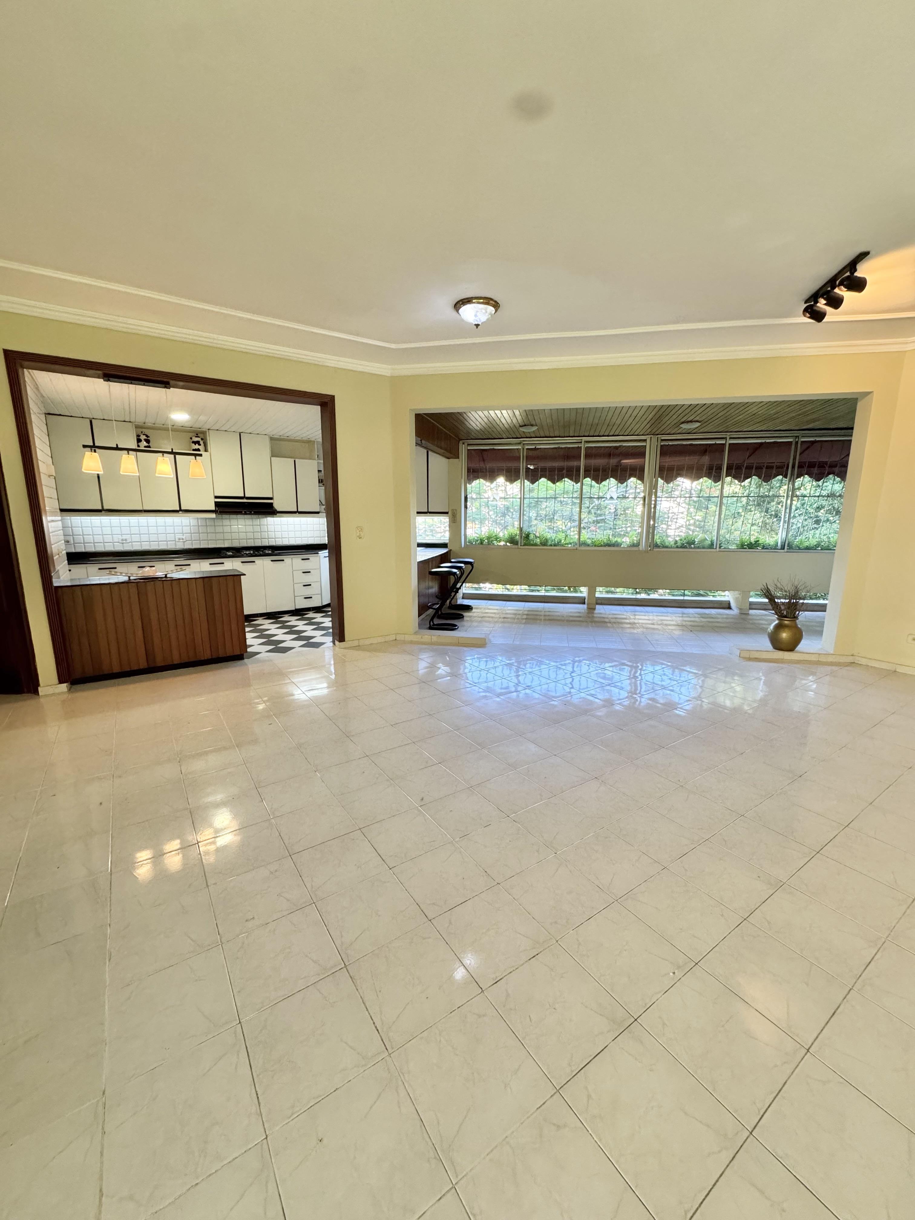 Lo mas buscado en Bella Vista: Jardines del embajador, alquiler de 3 habitaciones, 230mts, segundo nivel.