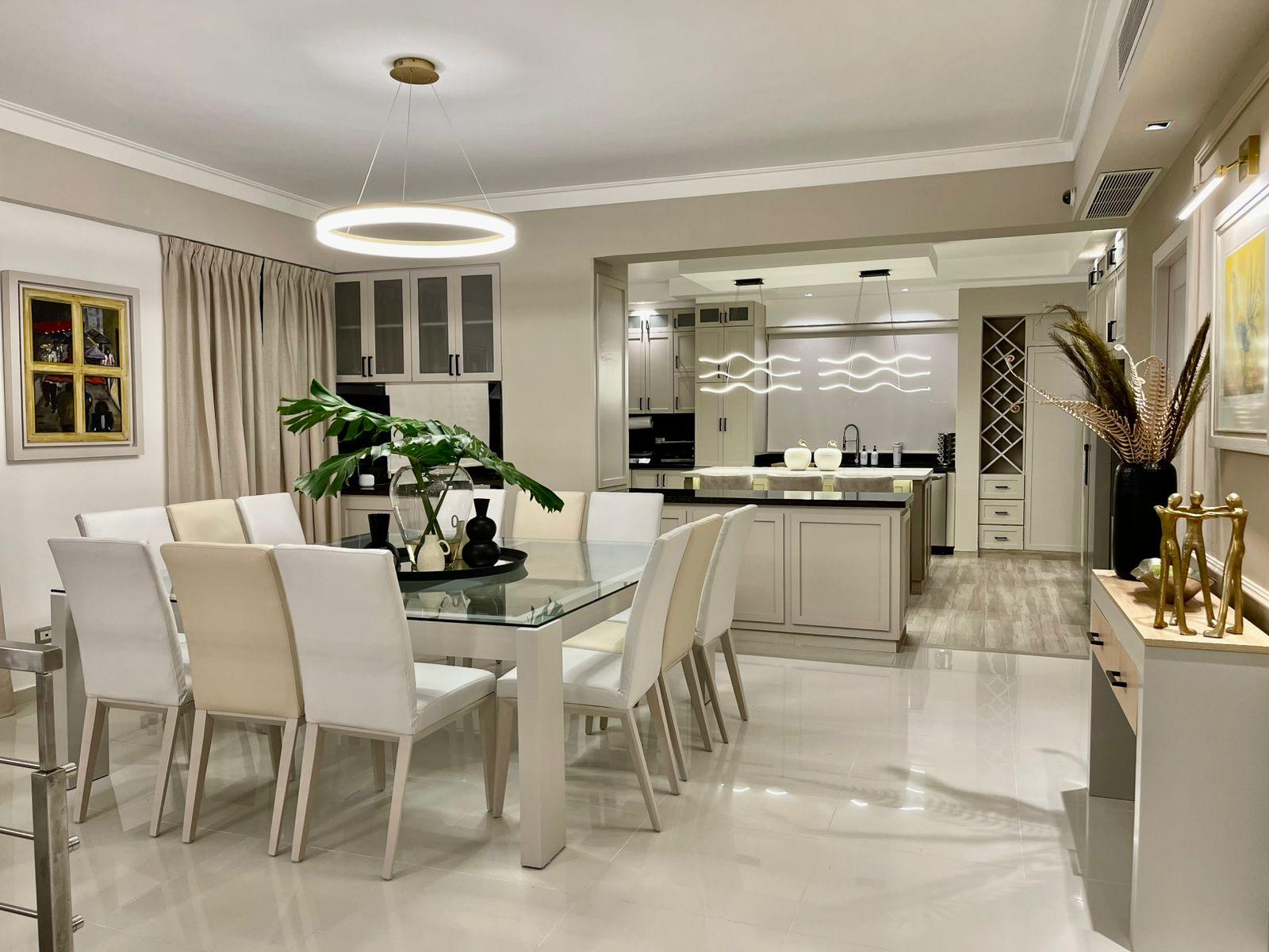 Penthouse amueblado de 3 niveles en Naco!