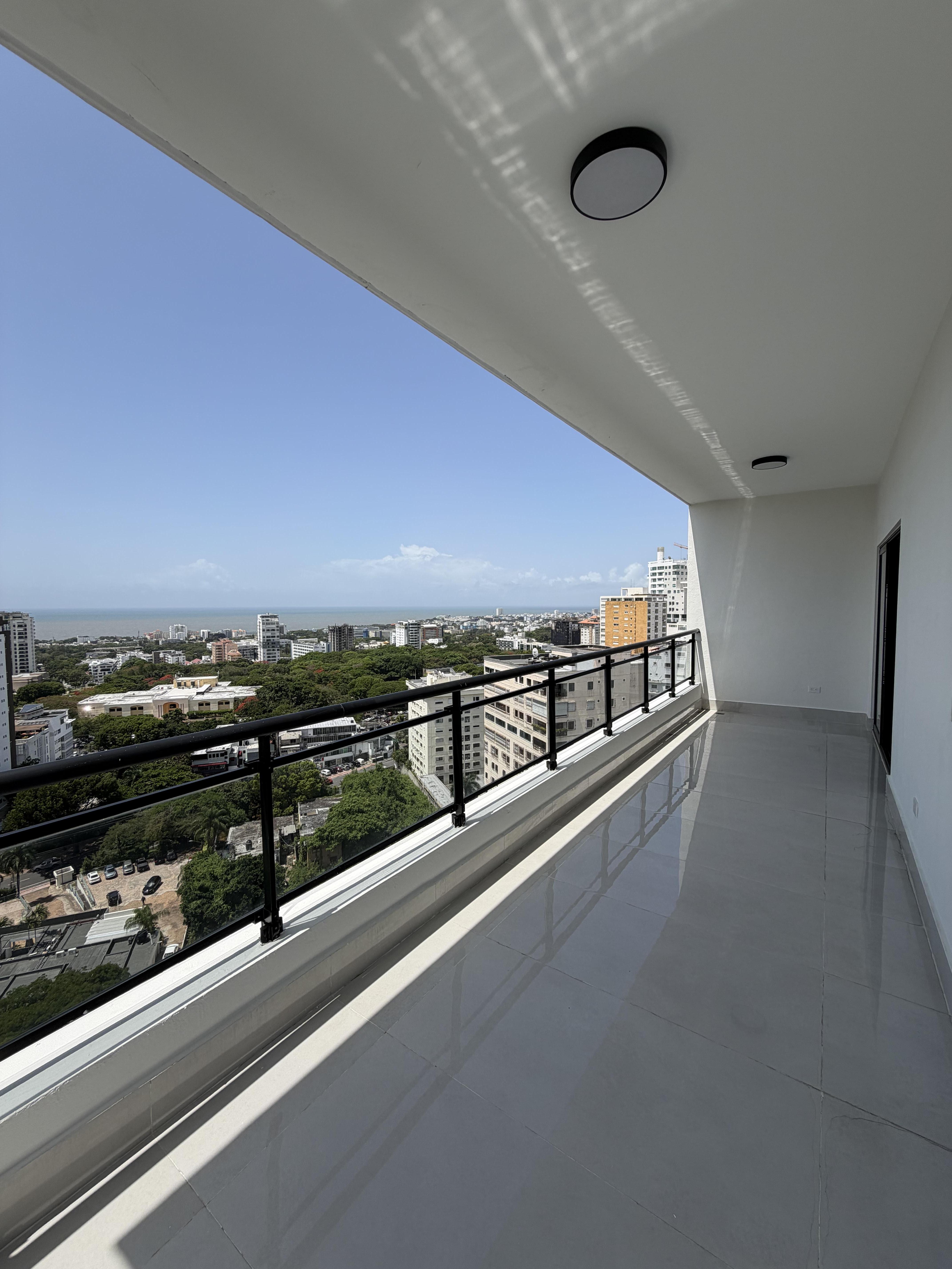 Apartamento en piso alto con vista al mar y amenidades tipo resort