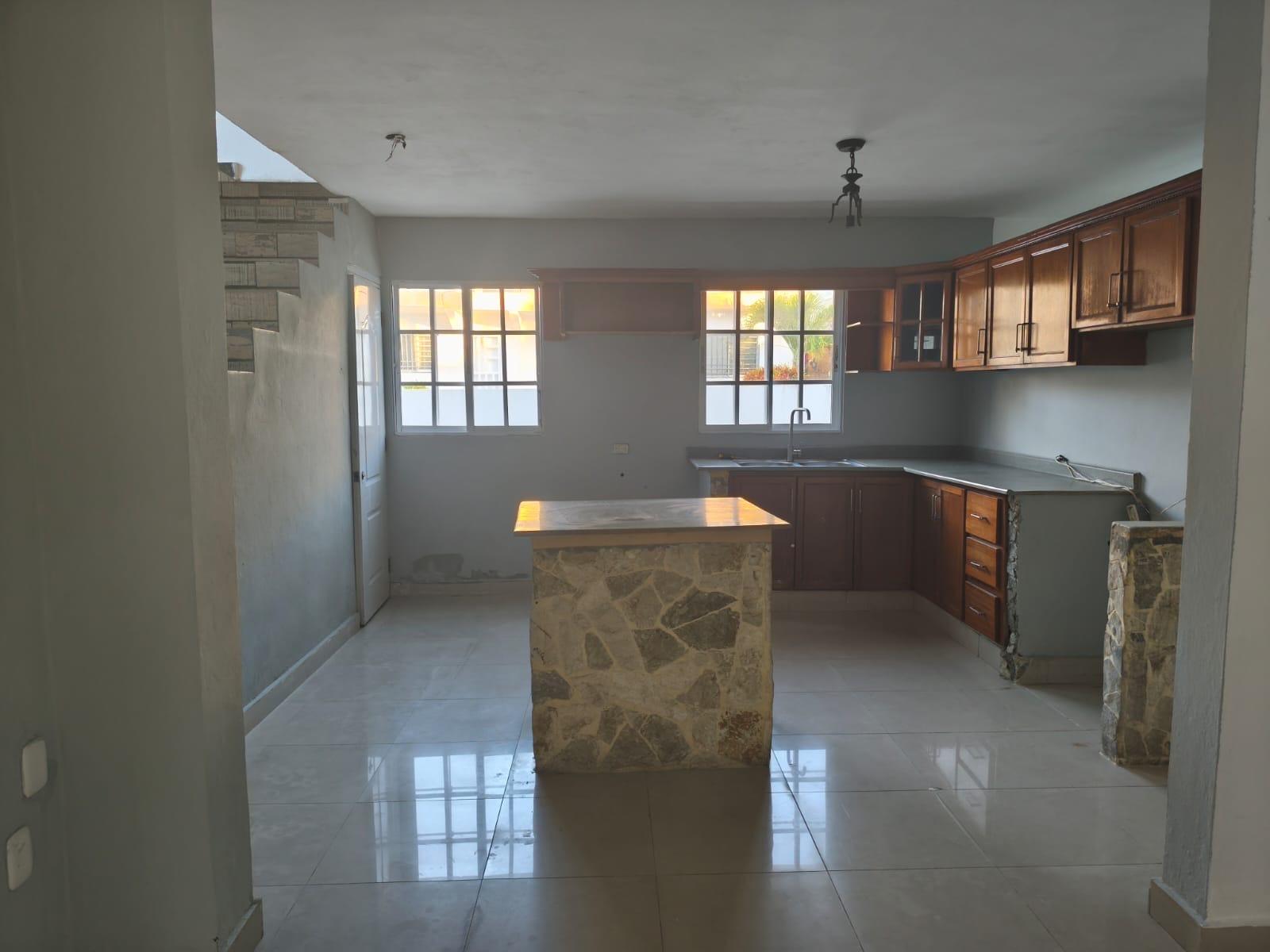 Casa de 2 Niveles en Venta | 4 Habitaciones | Terraza y Marquesina Doble | USD 150,000