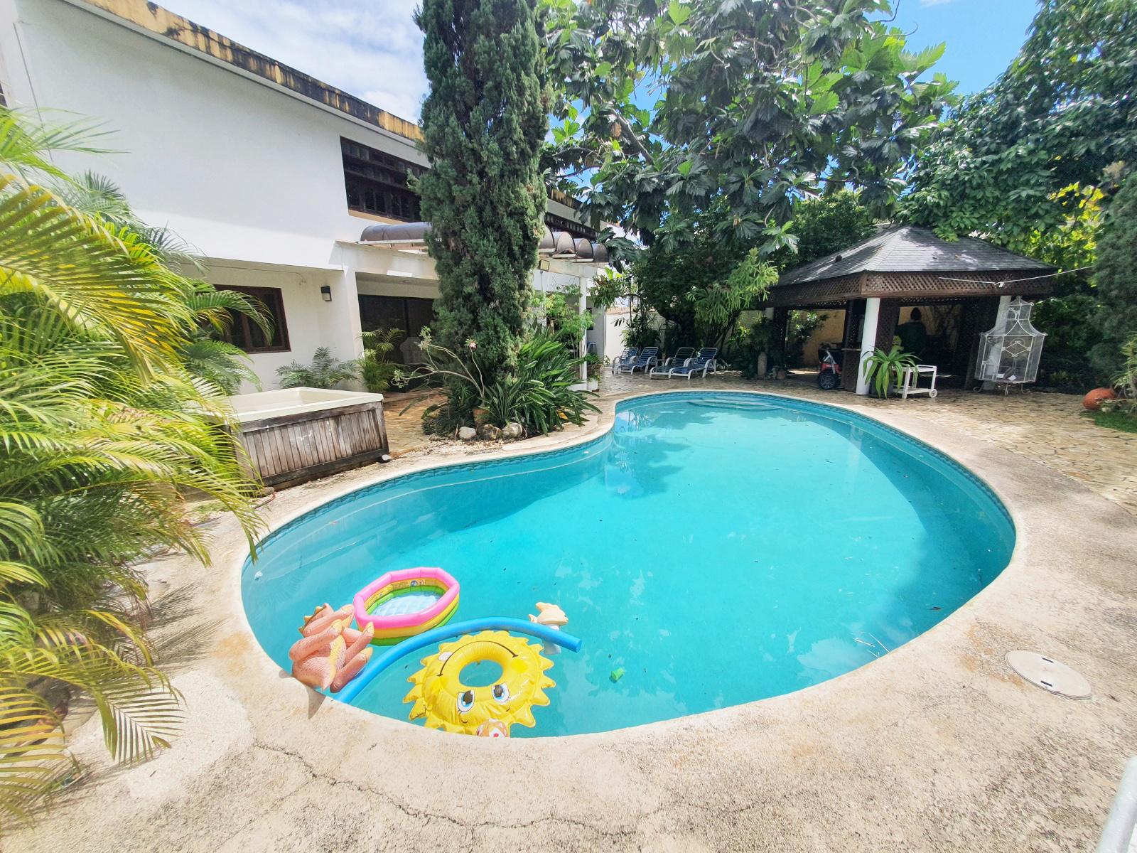 Casa de 1,219mt2 con Piscina, 5 Habitaciones y Paneles Solares en Venta