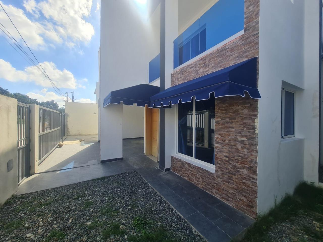 Casa moderna en proyecto cerrado, con amplio patio y family
