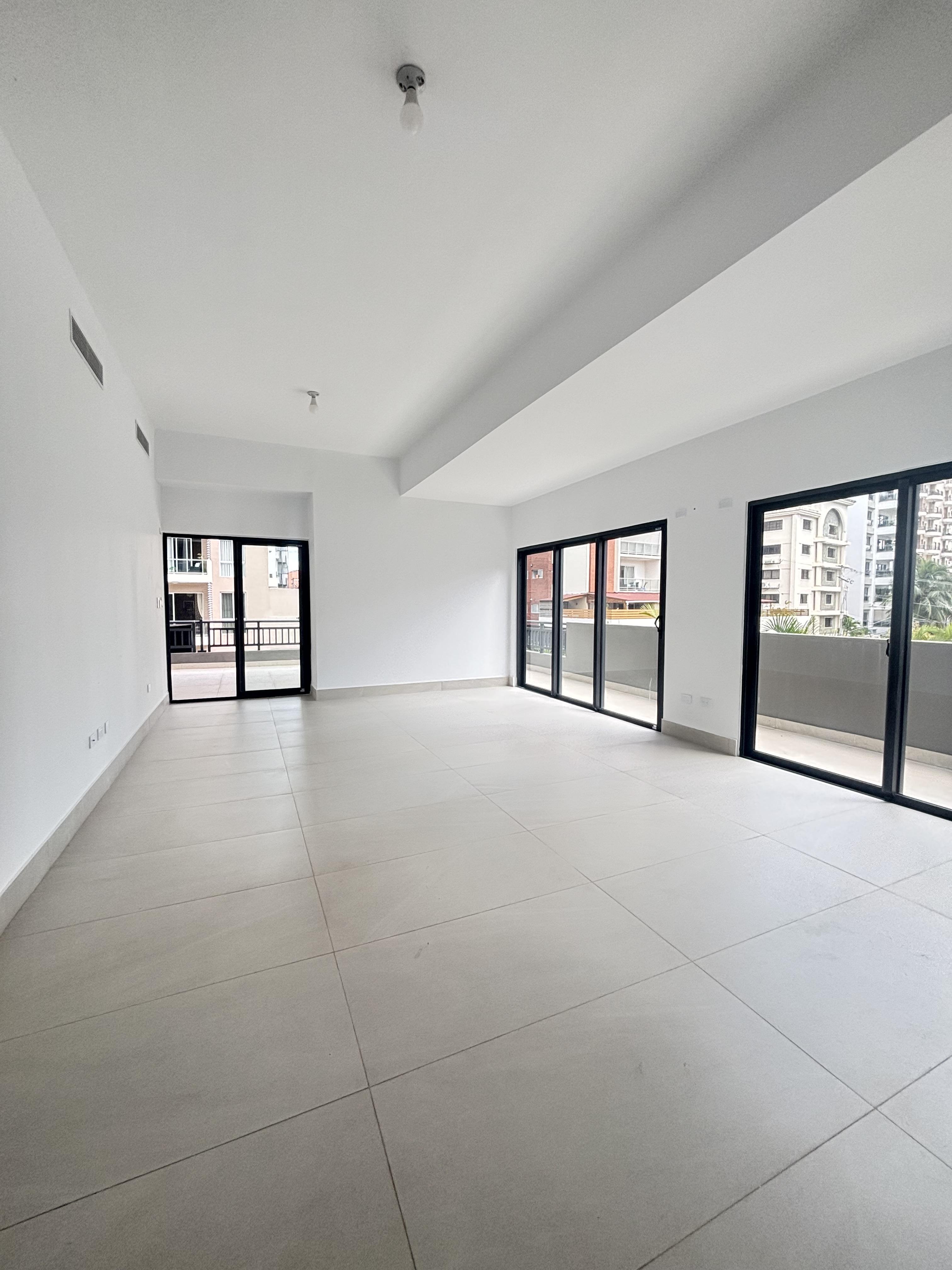 Apartamento en 2do nivel con amplia Terraza en Paraíso