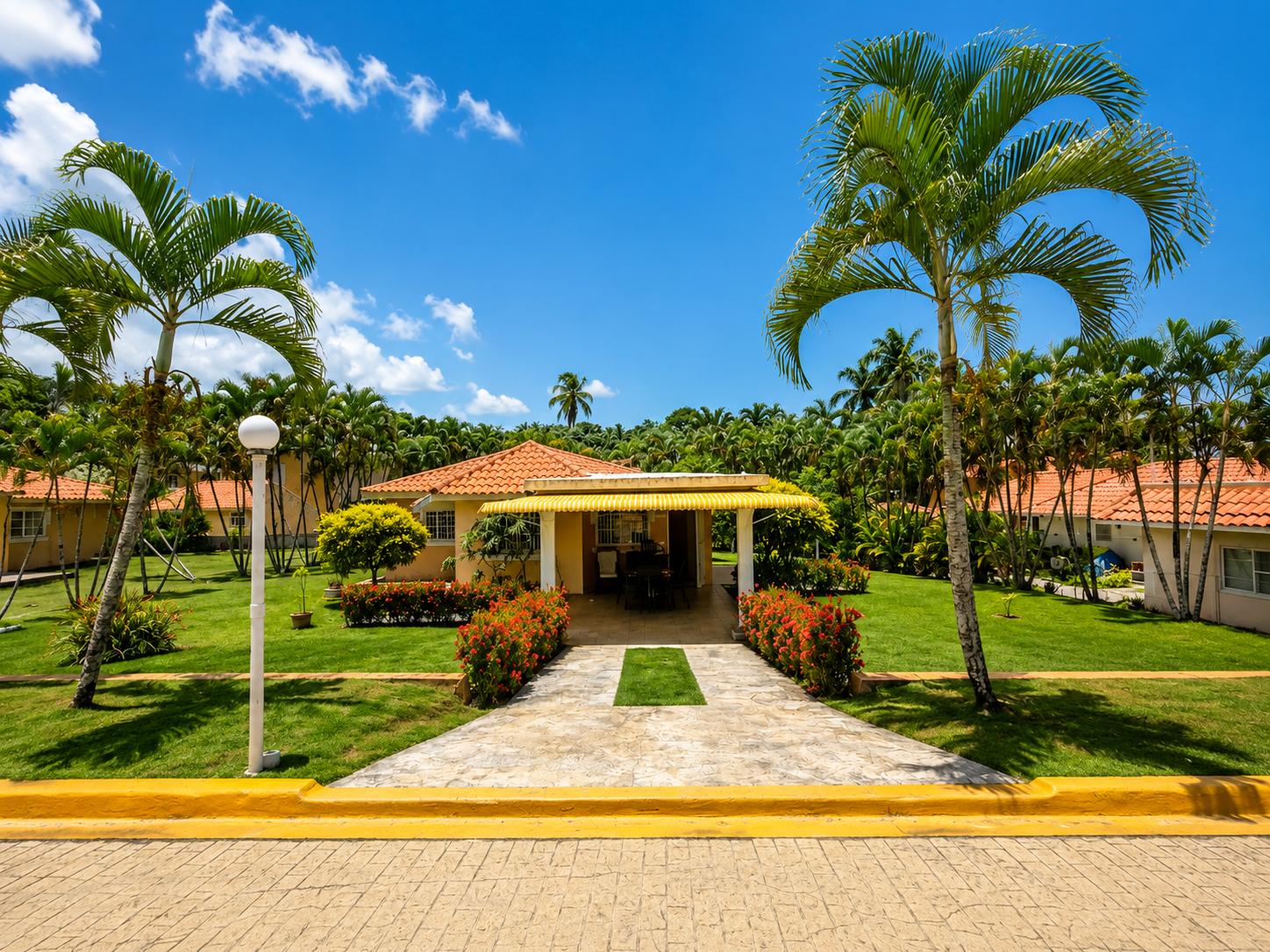 House with independent annex, steps from the beach in Samaná