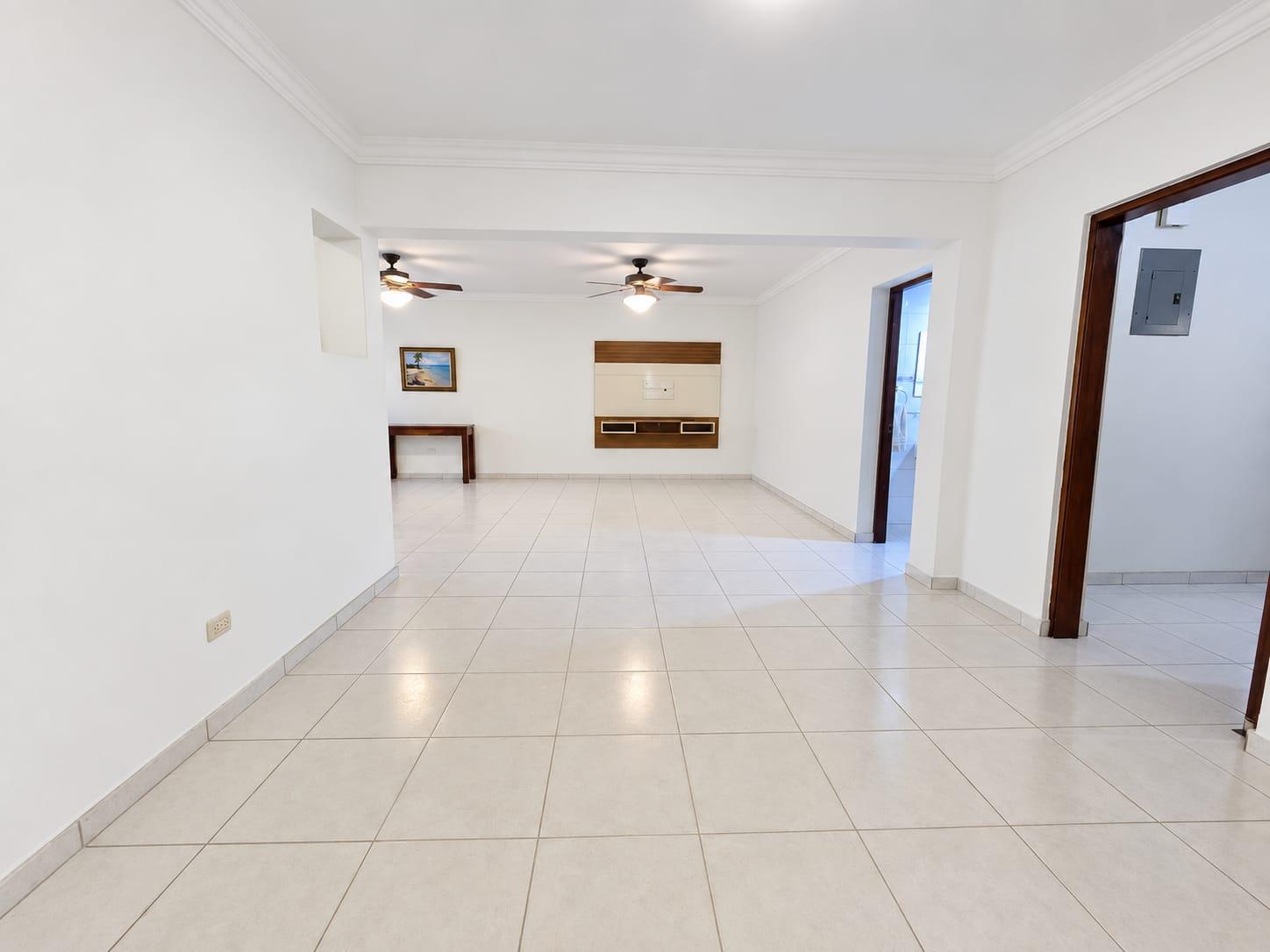 Apartamento en venta en Evaristo Morales, Santo Domingo | Primer nivel, 3 habita