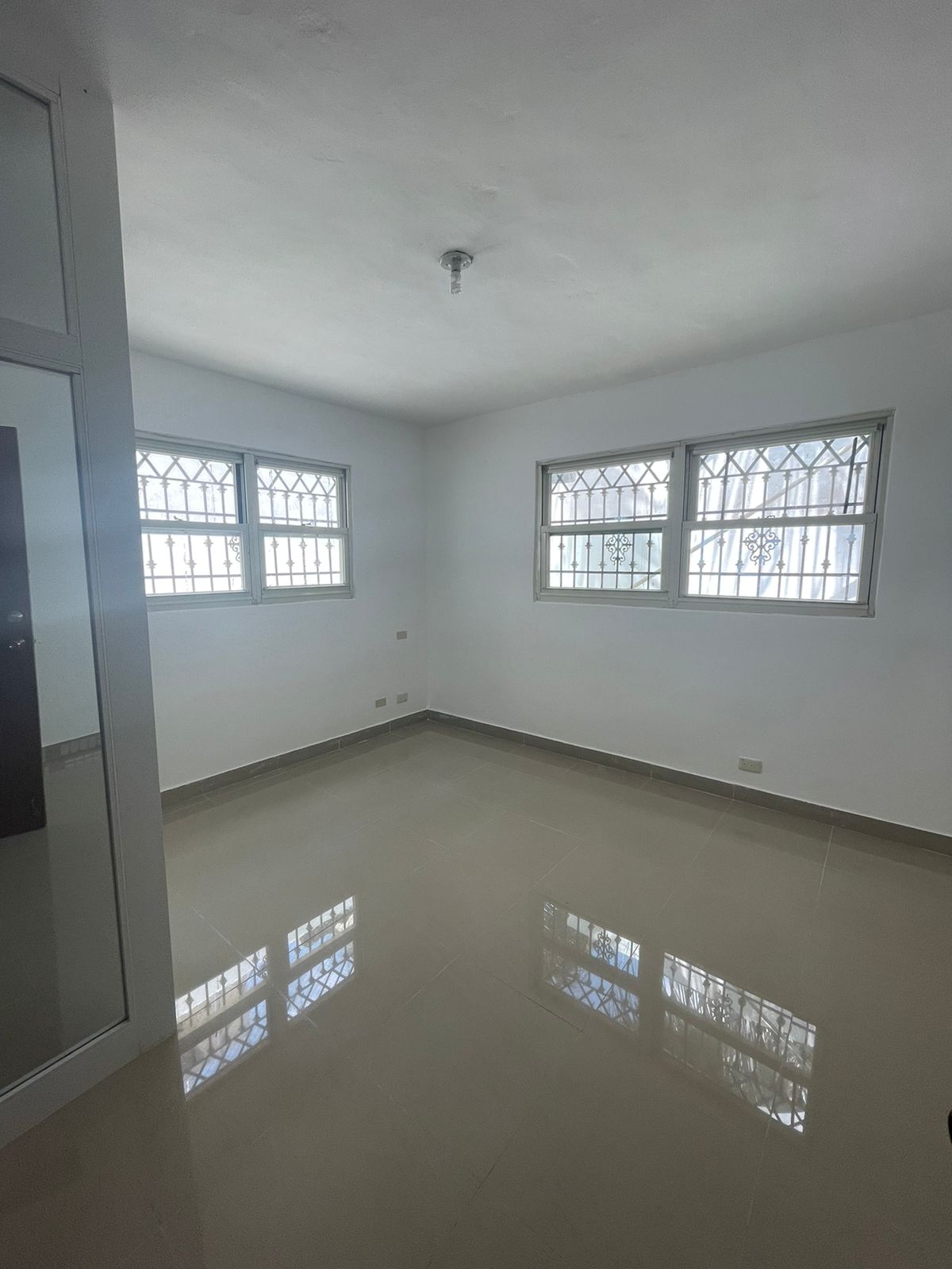 Casa Moderna con opcion a construir 2do piso en Zona Oriental Republic Realtors