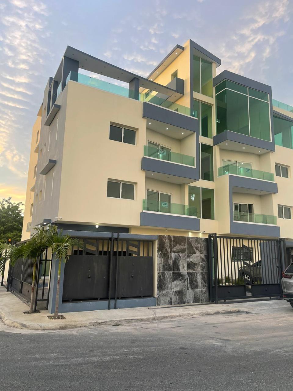 🌴 Apartamento en venta en La Romana 🏡 Vive a solo 10 minutos de la playa en un cómodo y moderno apartamento, ideal para vivir o invertir. Ubicado en una zona tranquila y de fácil acceso, cerca de supermercados, restaurantes y áreas comerciales. ¡Tu espacio perfecto en el Caribe te espera! ✨