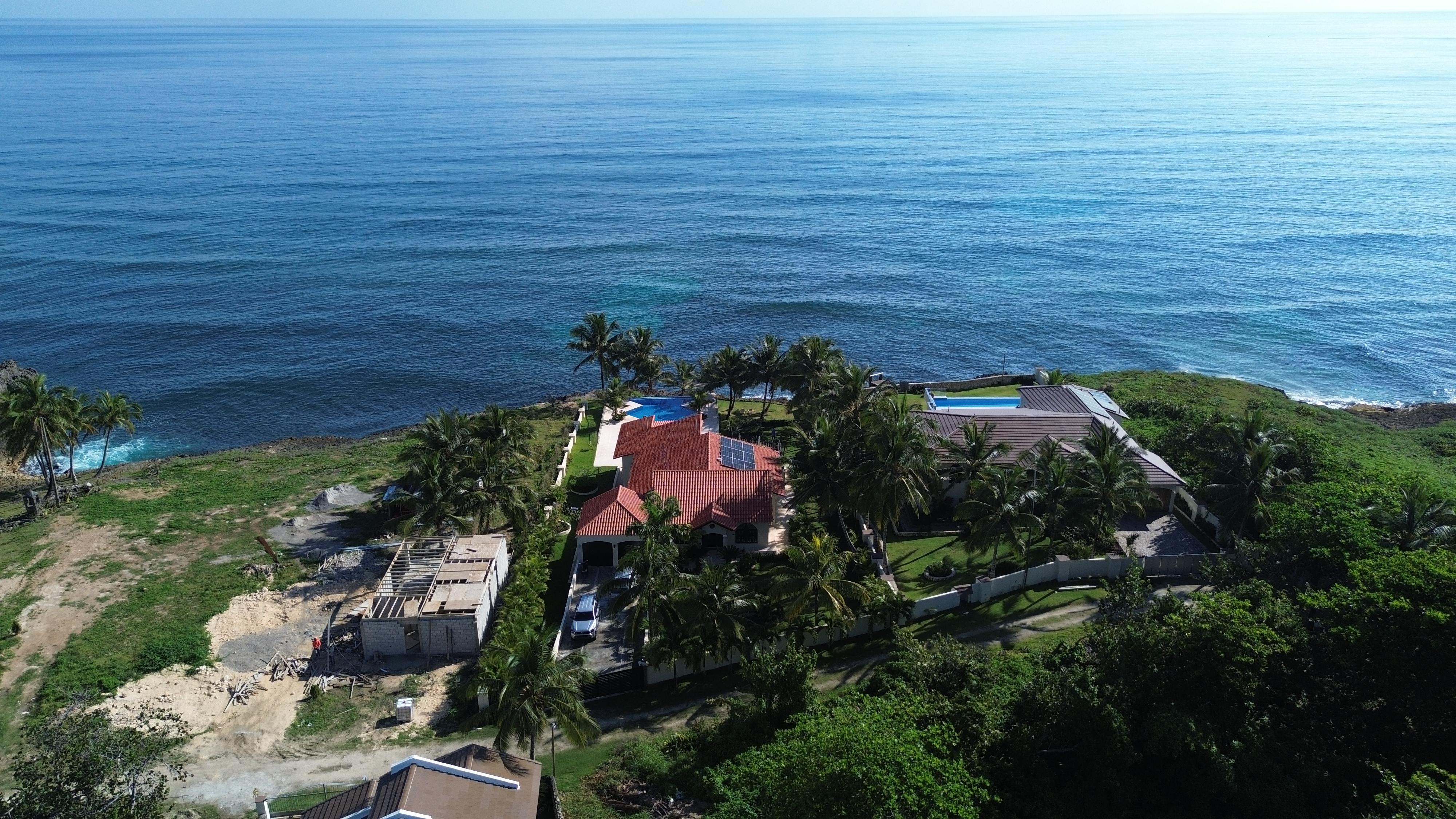 Se vende villa frente al mar en Cabrera