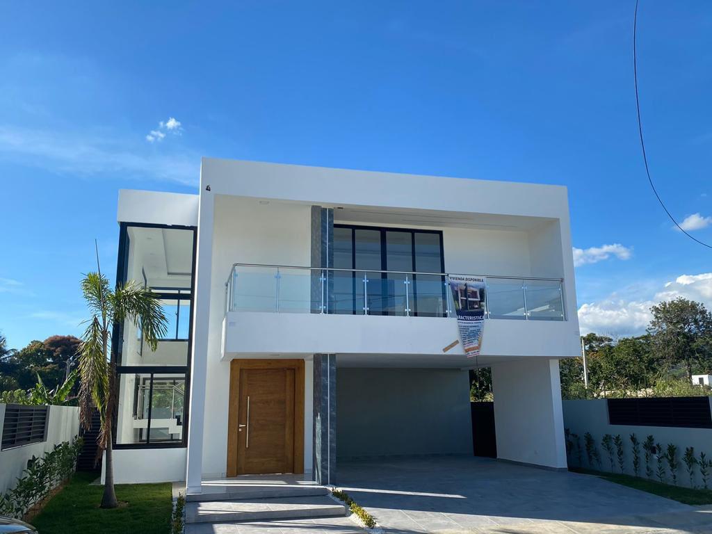 Casa modena en venta en proyecto cerrado en Gurabo
