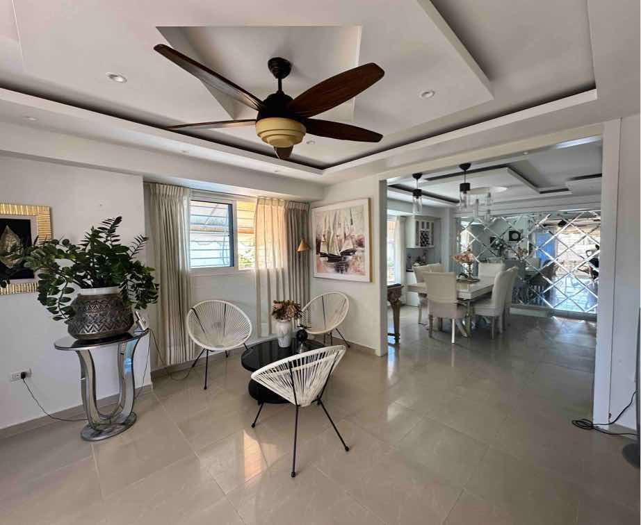Ensanche Ozama, apto. de 3 habitaciones, 2 baños y 2 parqueos paralelos.