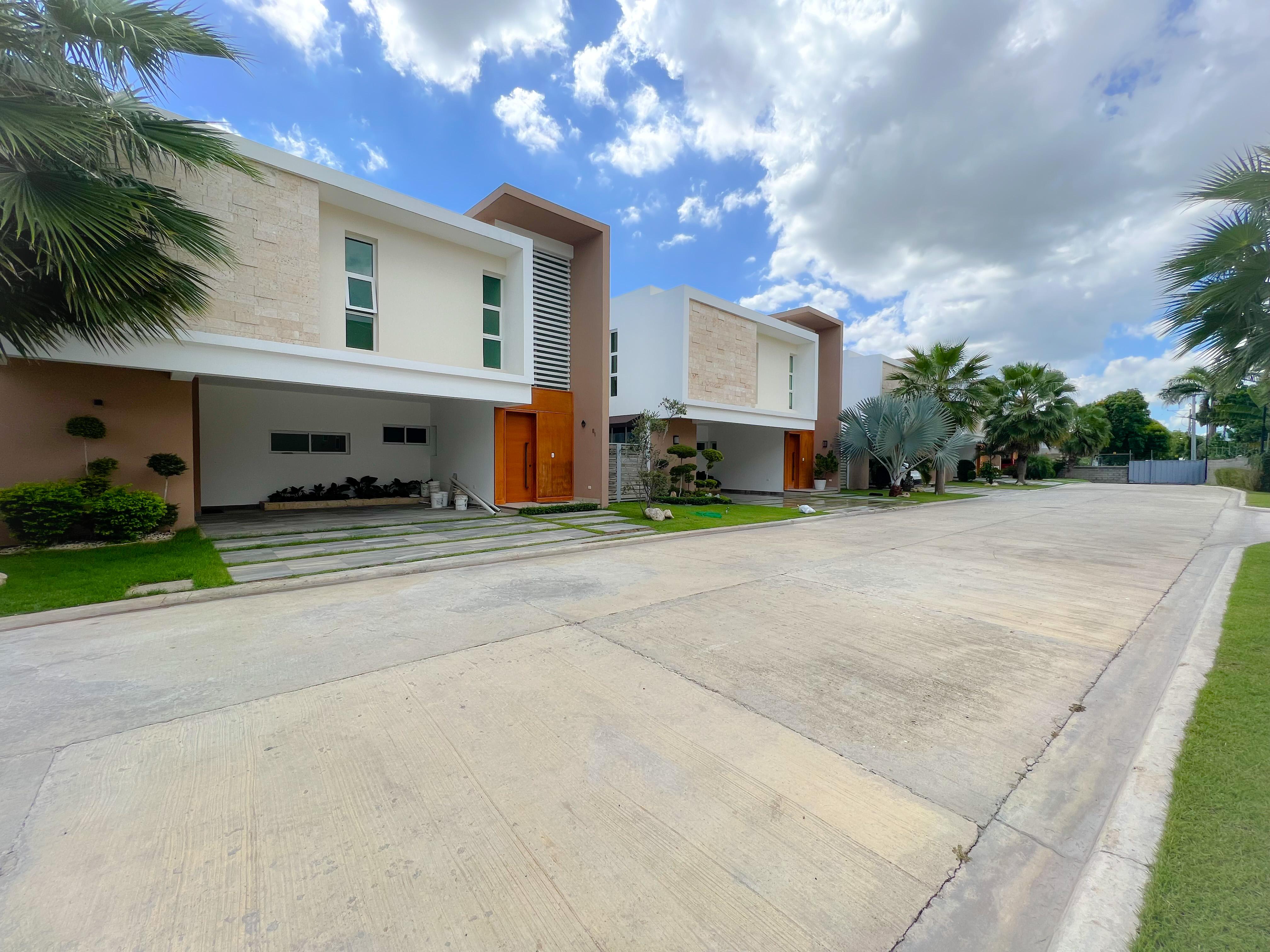 CASA EN PROYECTO CERRADO CON PISCINA - LLANOS DE GURABO