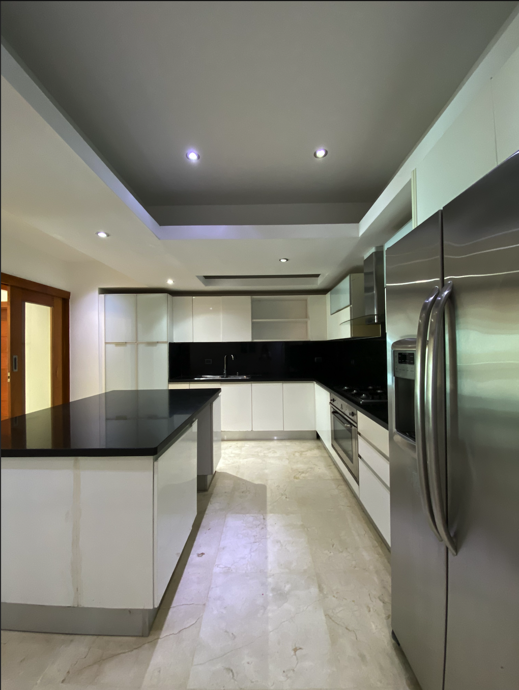 AMPLIO APARTAMENTO DE 366M2 EN LOS CACICAZGOS CON MEMBRESÍA 10 AÑOS A CLUB