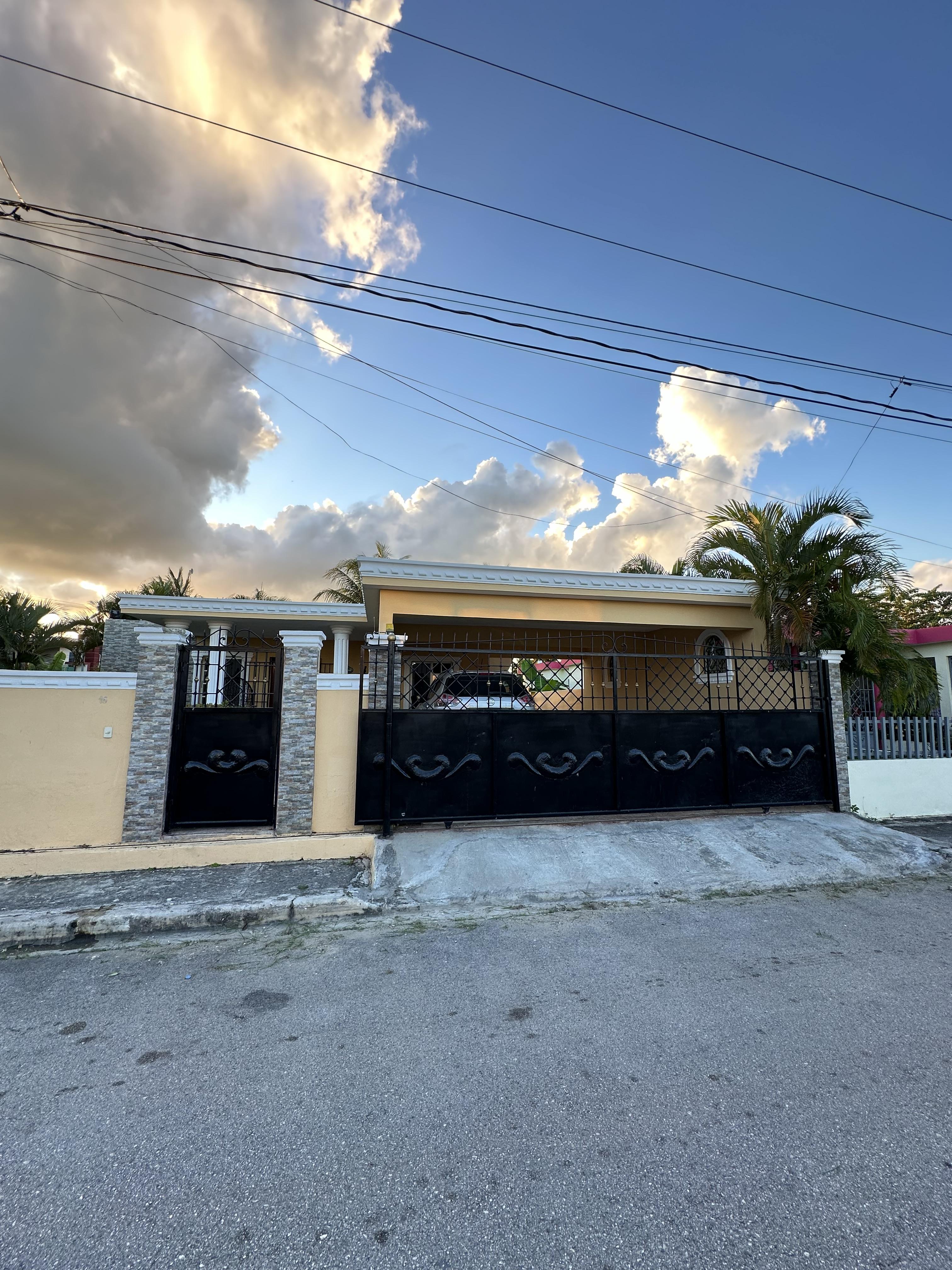 Amplia Casa de 3 Habitaciones con Patio en Higuey