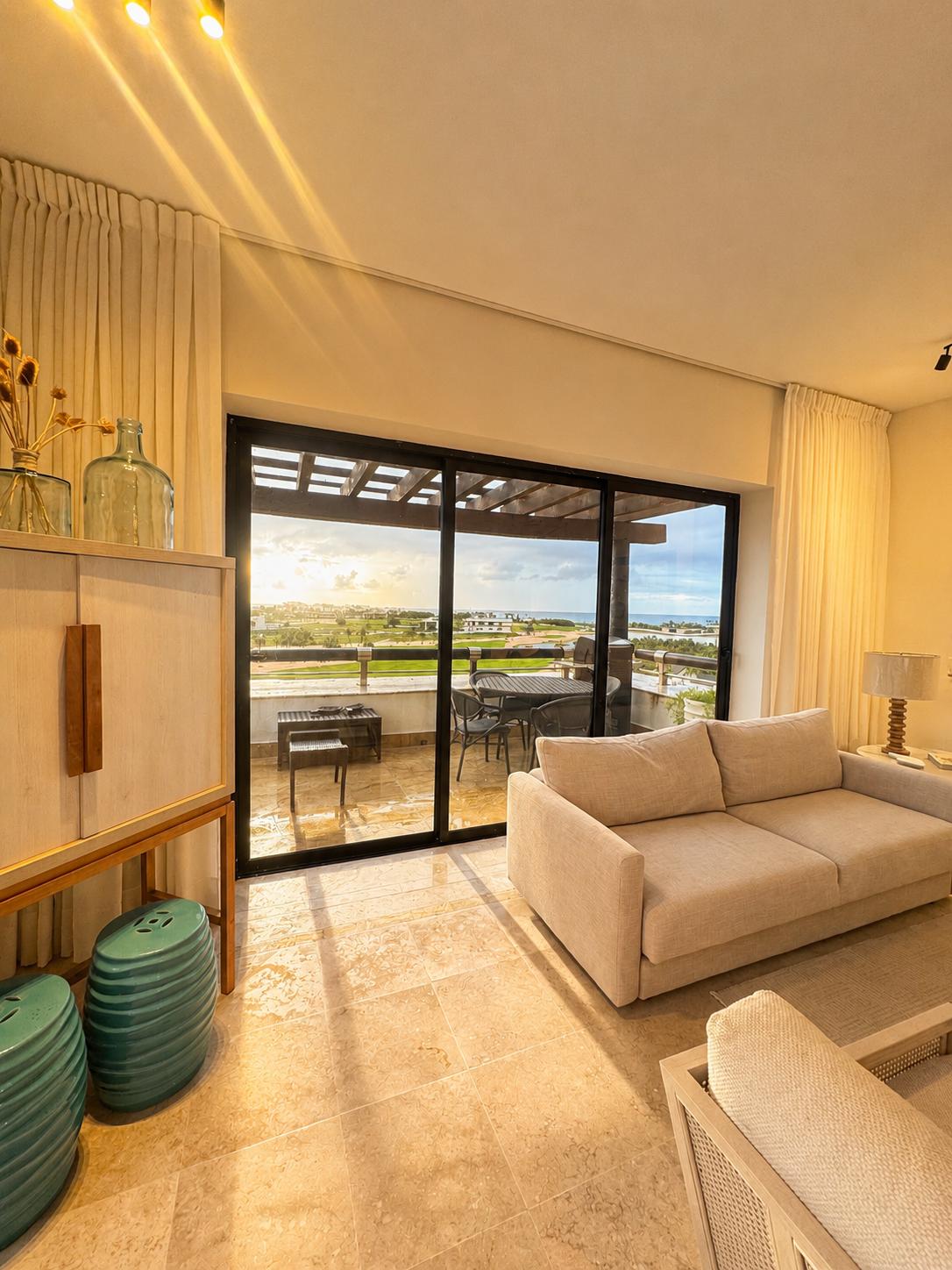 Amplio PH con vistas al mar y al campo de Golf en Cap Cana