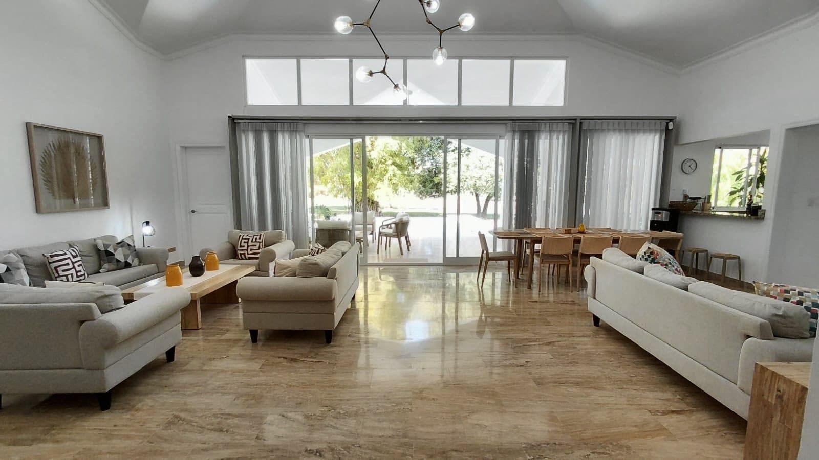 Exclusiva Villa Amueblada de 4 Habs. con Piscina y Acceso a Playa Privada por USD 875,000