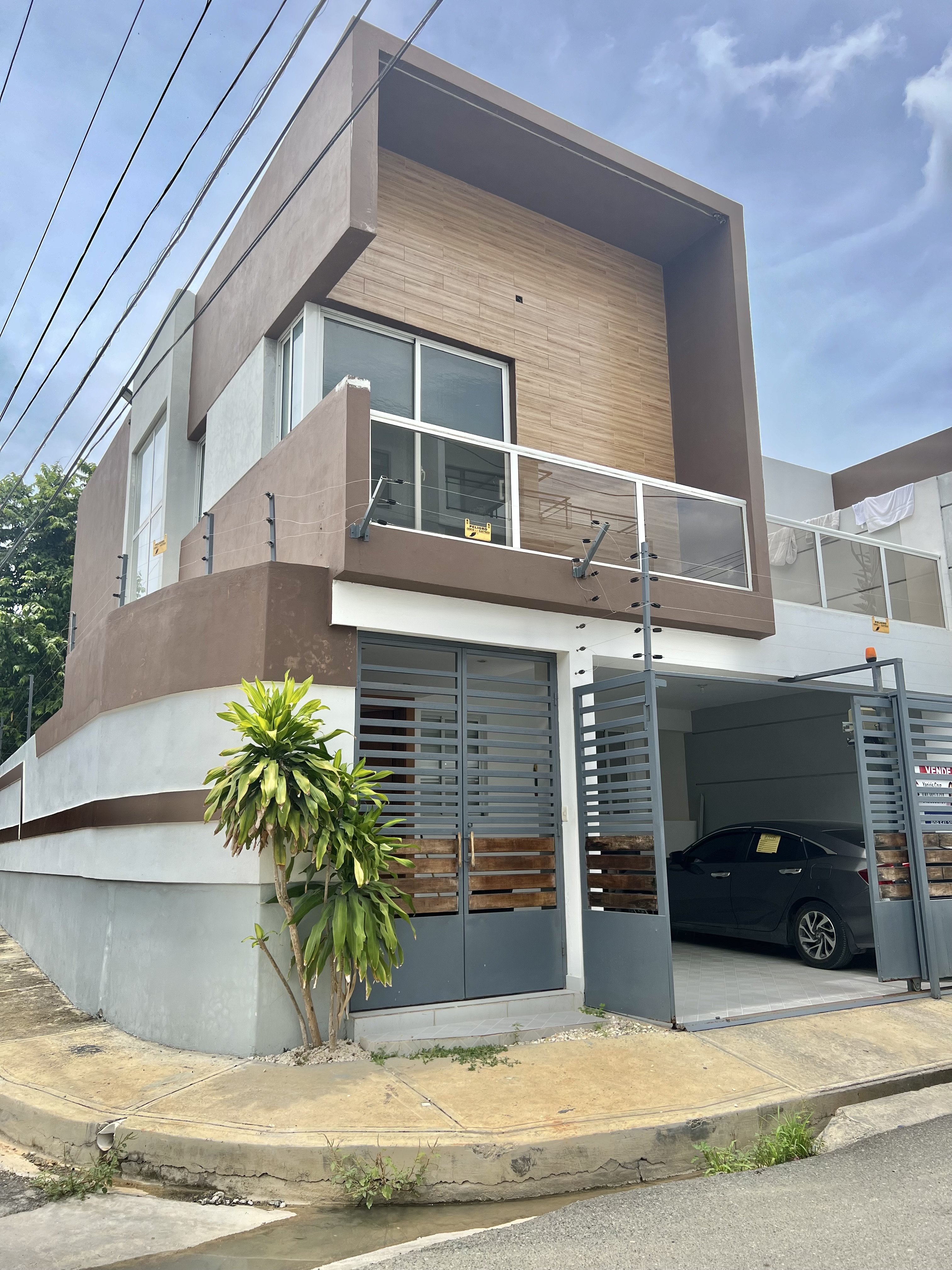 3 Habs. | Casa 2 Niveles | San Isidro