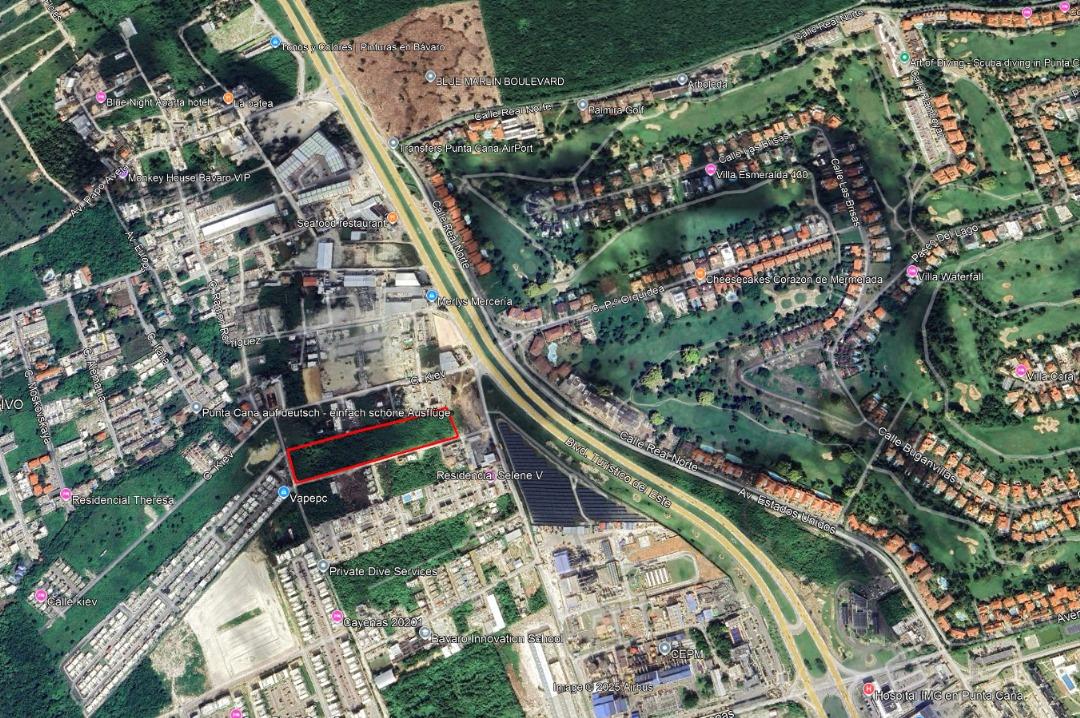 Extraordinario lote de desarrollo de 20,010 m², ubicado en primera línea de la Autovía del Coral, la principal vía de acceso a Punta Cana.