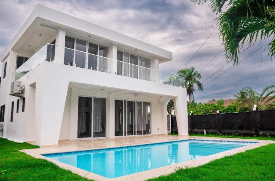VILLA DE LUJO 3 MINUTOS DE PLAYA CON 3H POR TAN SOLO 277,000US