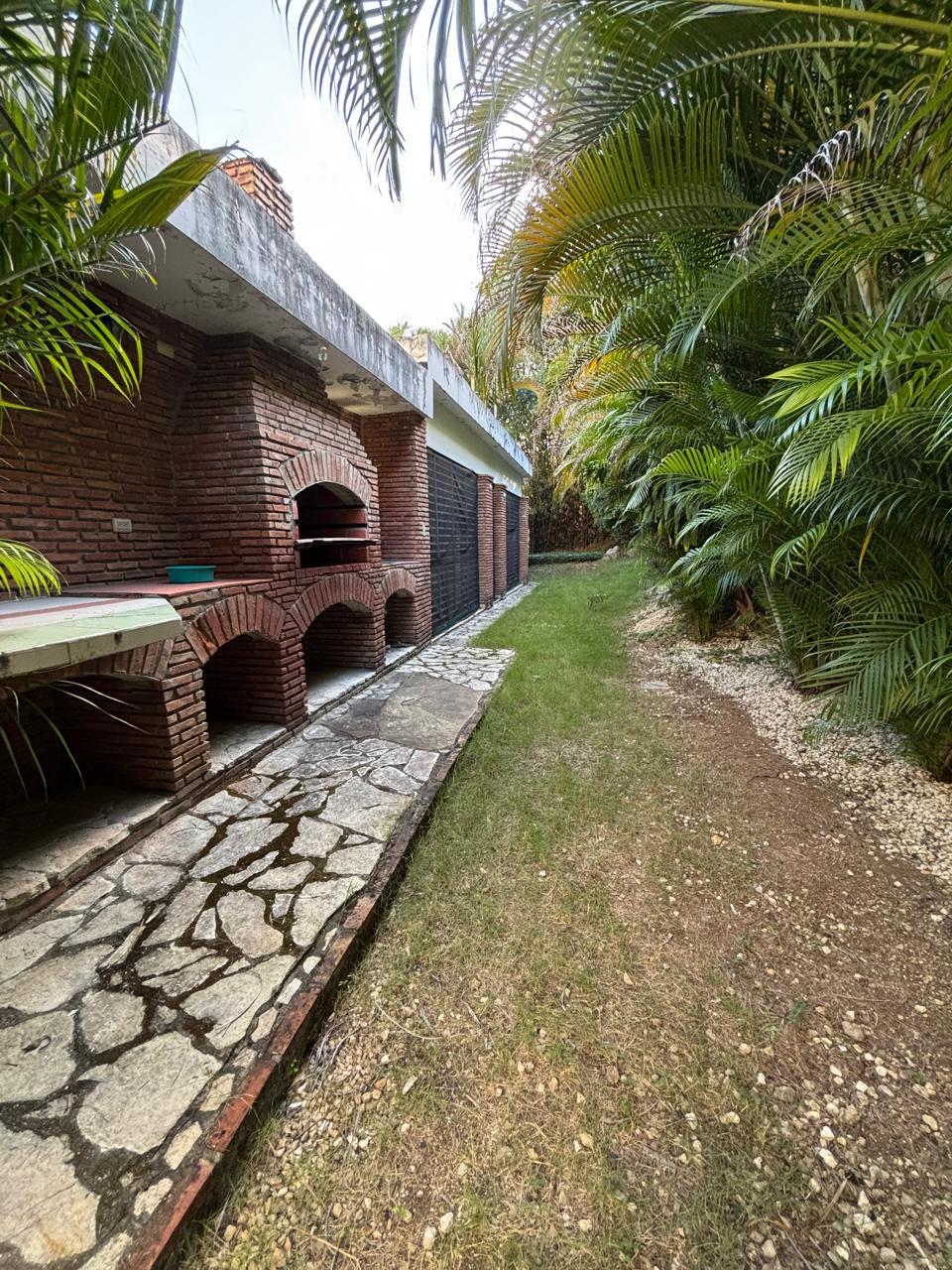 Casa en Arroyo Hondo a pasos del Nacional y con gran potencial para desarrollo