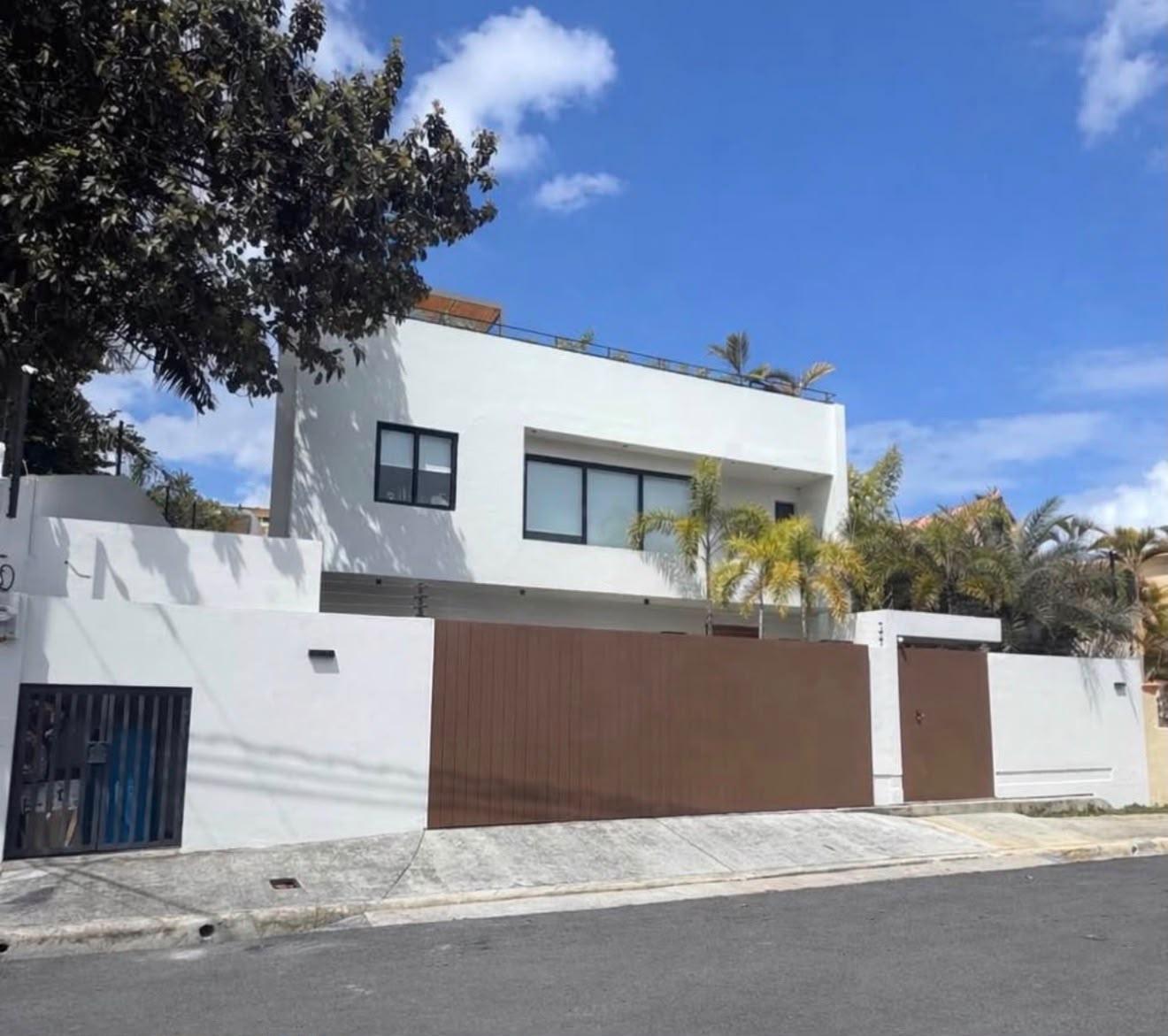Exclusiva Residencia de 2 Niveles con Piscina