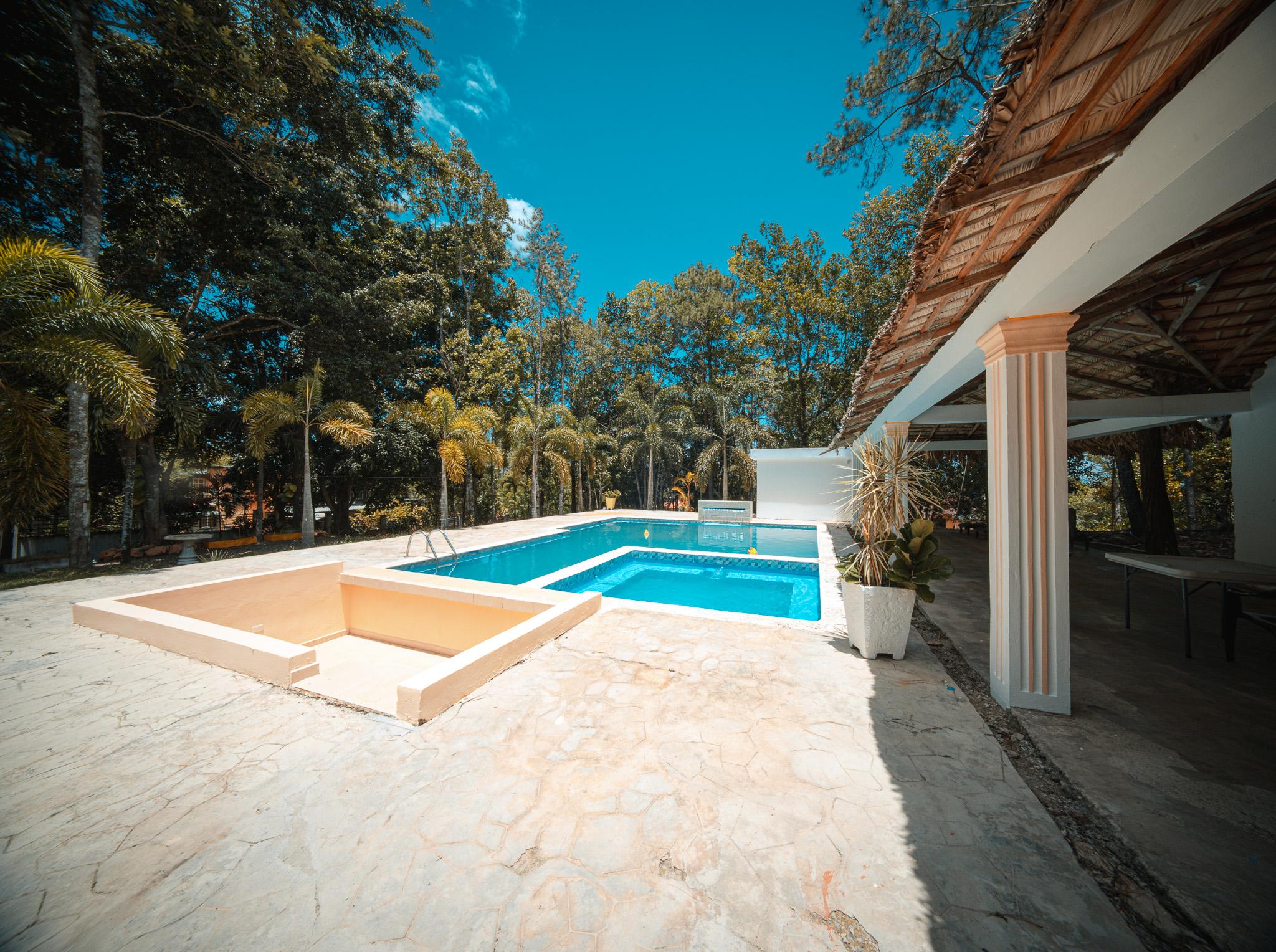 Villa en venta con 7 habitaciones y amplio terreno en Jarabacoa